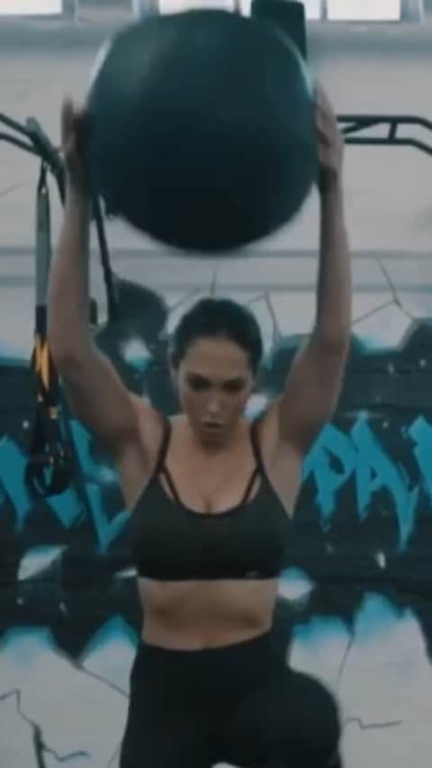 ホープ・ビールのインスタグラム：「"GIVEAWAY TIME" Working out fuels my soul! Not only has fitness helped build my confidence but also it shows me that I can take it to the next level with my strength and endurance. I think it’s healthy to accomplish everyday challenges and that’s just what working out does for me! . . In celebration of @Yvettesports_official be inspired by women campaign, Yvette sports are giving away: - 1 x $2500 cash - 2 x $500 cash - 7 x Yvette workout outfit of your choice (top & bottoms!) - 1 x Yvette VIP (30% off whole site for a year)  To enter: -Follow @yvettesports_official -Upload a workout photo or video of yourself (like mine above) on your IG page captioning & tagging @yvettesports_official & #yvettewomen ⁣ That’s it! 10 winners will be announced on their page on 2st-4th,July!  Good Luck . Video @mfproductionz @themannyfresco . Gym @sandersfit_」