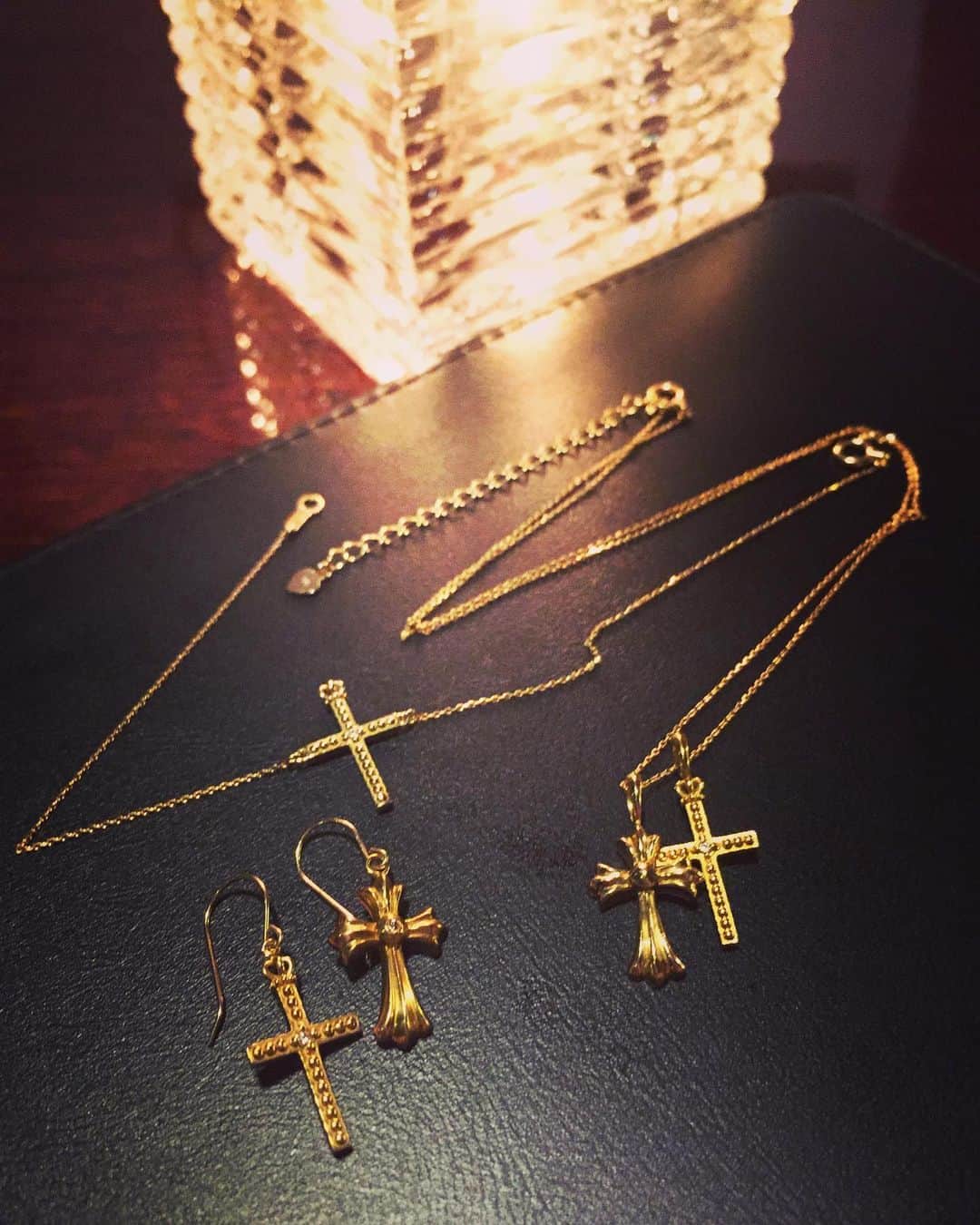 五十嵐麻朝のインスタグラム：「MipJewelry  まもなく、受注して頂いたジュエリーが出来上がります。 早く身につけて頂きたい^ ^ ペンダントトップとピアスはクロスとクラウンクロスの2個付けしてます。 ブレスレットはクラウンクロス。 全てイエローゴールドでk18,k22ダイヤ入り！ チェーンが細く華奢で、めちゃくちゃ評判良いです^ ^ プラチナバージョンもあります。 シルバーも、オーダーがあれば^ ^ 一度見たい方、ご連絡ください！  MipJewelry  五十嵐麻朝」