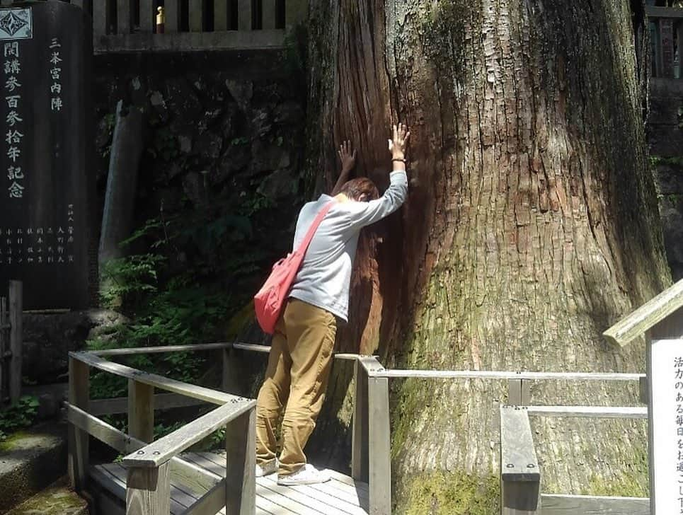 ロッシーさんのインスタグラム写真 - (ロッシーInstagram)「三峯神社 様 ありがとうございました！ 願いが叶うように毎日を楽しみますね！ 参拝。樹齢800年杉。名物椎茸丼。神の湯。そして、1,332m険しい登山。絶景。奥宮 様。楽しい仲間。 とても清々しいです！ #三峯神社 #ミツ鳥居 #狼 #龍 #杉 #湯 #名物 #登山 #奥宮 #ガリットチュウ熊谷 #ほんでぃーの #野性爆弾 #ロッシー #より。 #ロシ写真」6月14日 23時57分 - yaseibakudan_rossy