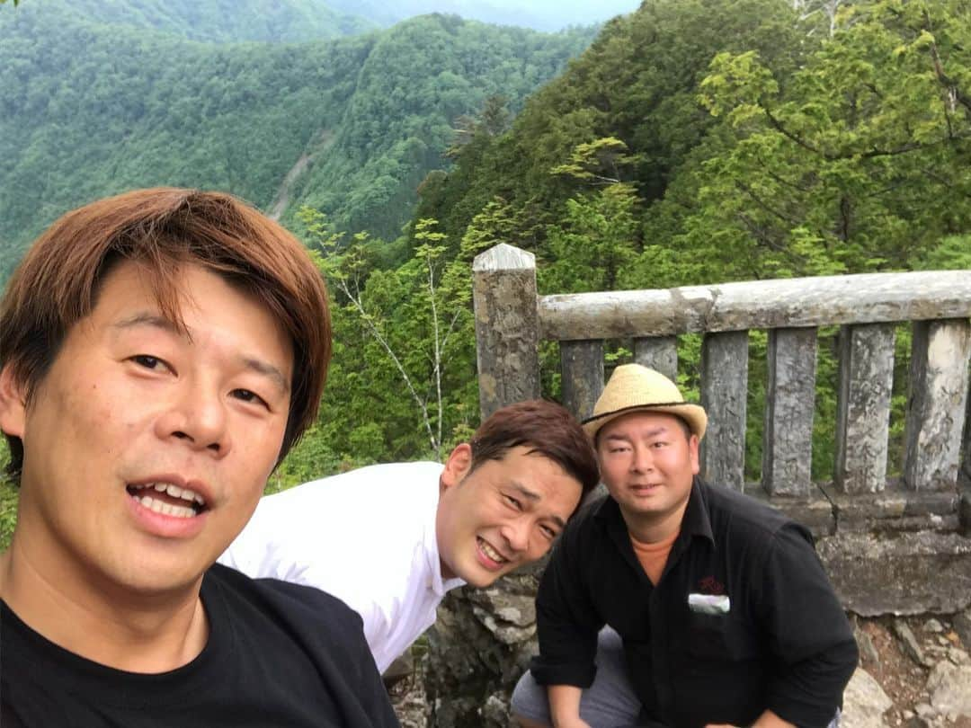 ロッシーさんのインスタグラム写真 - (ロッシーInstagram)「三峯神社 様 ありがとうございました！ 願いが叶うように毎日を楽しみますね！ 参拝。樹齢800年杉。名物椎茸丼。神の湯。そして、1,332m険しい登山。絶景。奥宮 様。楽しい仲間。 とても清々しいです！ #三峯神社 #ミツ鳥居 #狼 #龍 #杉 #湯 #名物 #登山 #奥宮 #ガリットチュウ熊谷 #ほんでぃーの #野性爆弾 #ロッシー #より。 #ロシ写真」6月14日 23時57分 - yaseibakudan_rossy