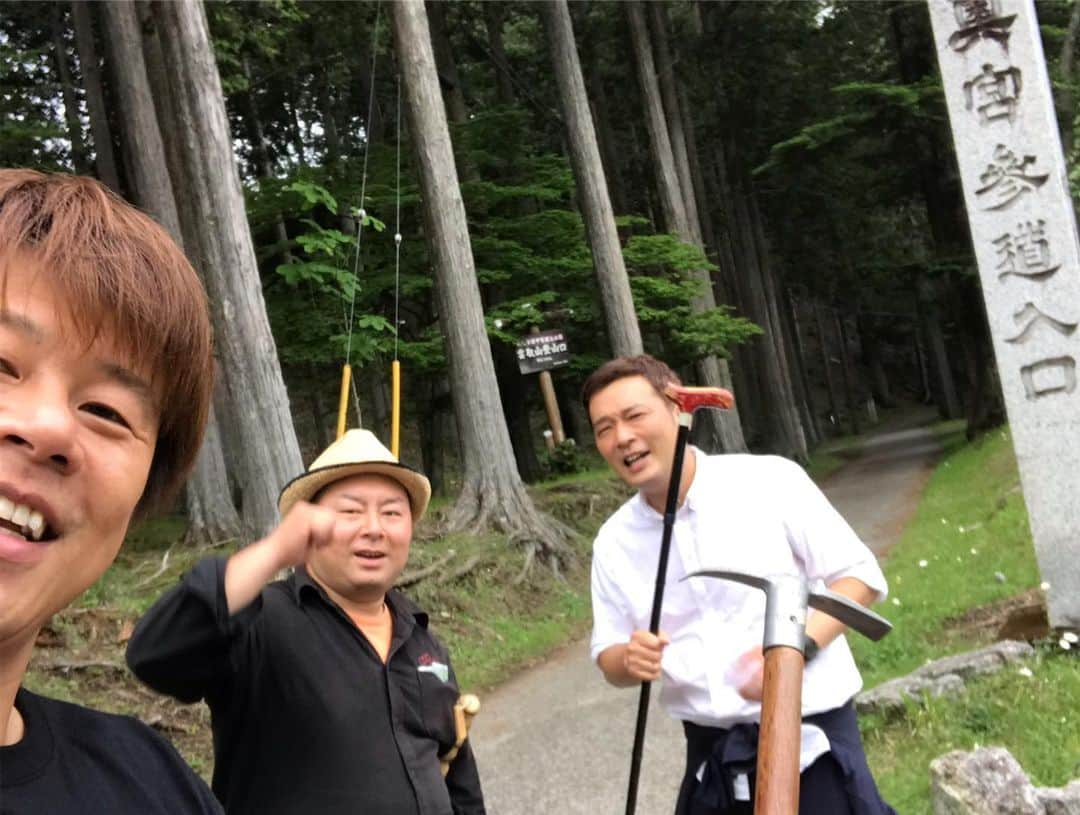 ロッシーさんのインスタグラム写真 - (ロッシーInstagram)「三峯神社 様 ありがとうございました！ 願いが叶うように毎日を楽しみますね！ 参拝。樹齢800年杉。名物椎茸丼。神の湯。そして、1,332m険しい登山。絶景。奥宮 様。楽しい仲間。 とても清々しいです！ #三峯神社 #ミツ鳥居 #狼 #龍 #杉 #湯 #名物 #登山 #奥宮 #ガリットチュウ熊谷 #ほんでぃーの #野性爆弾 #ロッシー #より。 #ロシ写真」6月14日 23時57分 - yaseibakudan_rossy