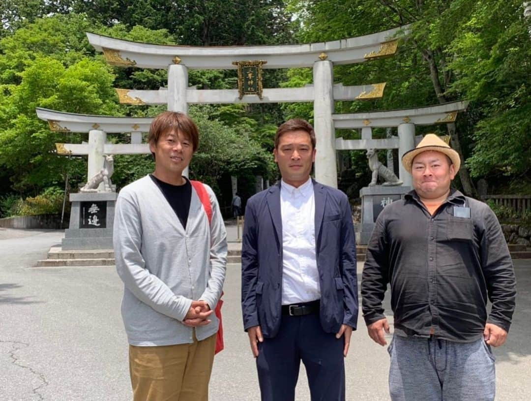 ロッシーさんのインスタグラム写真 - (ロッシーInstagram)「三峯神社 様 ありがとうございました！ 願いが叶うように毎日を楽しみますね！ 参拝。樹齢800年杉。名物椎茸丼。神の湯。そして、1,332m険しい登山。絶景。奥宮 様。楽しい仲間。 とても清々しいです！ #三峯神社 #ミツ鳥居 #狼 #龍 #杉 #湯 #名物 #登山 #奥宮 #ガリットチュウ熊谷 #ほんでぃーの #野性爆弾 #ロッシー #より。 #ロシ写真」6月14日 23時57分 - yaseibakudan_rossy