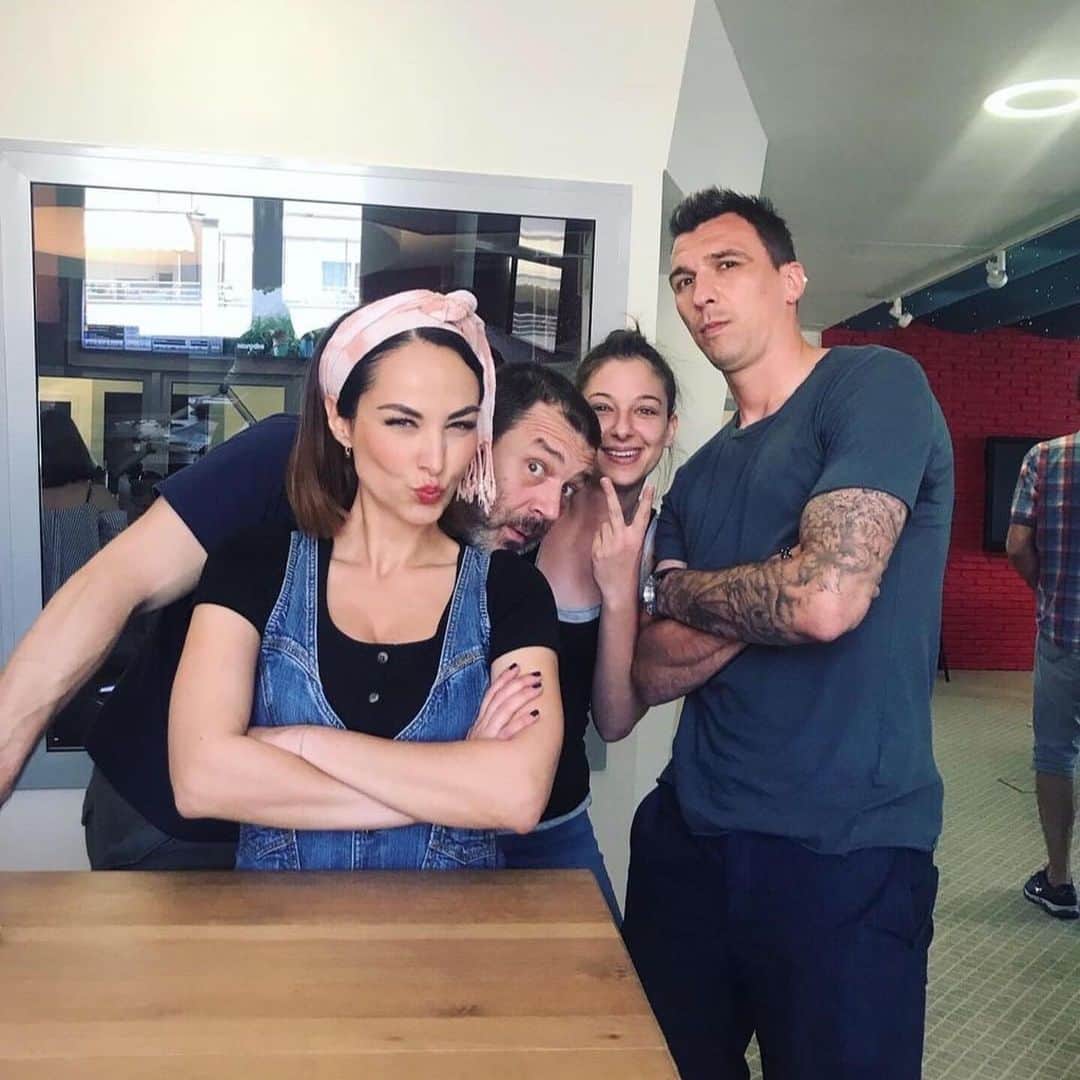 マリオ・マンジュキッチのインスタグラム：「Bio mi je pravi gušt biti danas s ekipom na @narodniradio 🎙📻 Hvala @hrvojekeckes i @tatjana_juric na domaćinstvu 🔝 #narodni #domacejedomace #najboljadomacaglazba #mm17🌪」