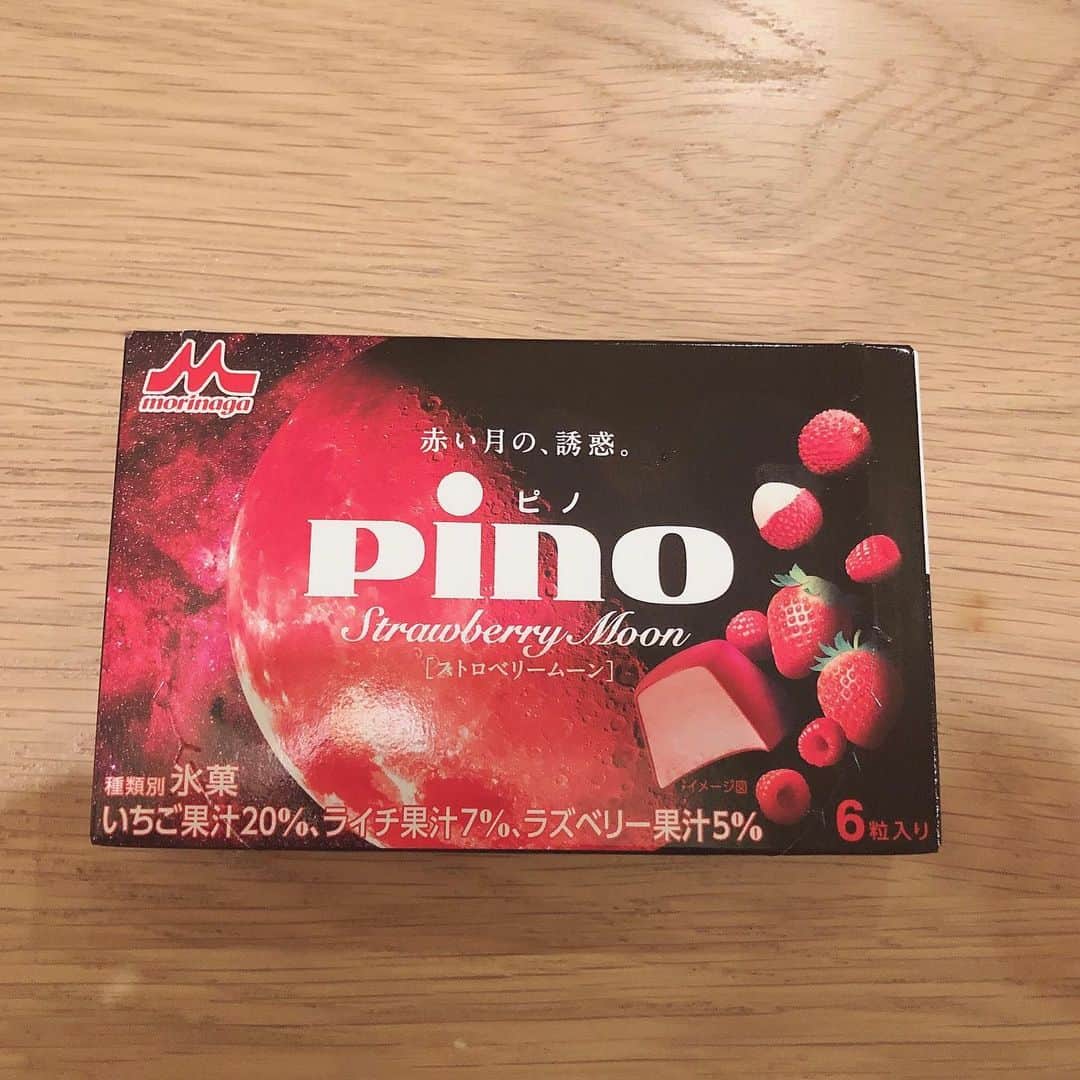 のインスタグラム：「#森永 #pino #ストロベリームーン やっと食べた〜〜〜〜👏🏻👏🏻 いえ〜〜〜〜〜〜い🙌🏻 やっぱりパッケージとイメージは大事よね！！ 大人な高級感の中にも遊び心の詰まった可愛らしいパッケージ。 ただただ「ピノ ベリー味」としてではなく「赤い月」を表現したという文学性…。 ハーゲンダッツの「初恋」をイメージしたアイスの時もそうだけど、「恋」とか「月」とかなんてロマンチックなんでしょう。 アイスももうそこまで進化しましたか。 私はアイスにもそういうアート性があっていいと思うんです。  なので、嬉しい時代！！ 昔のアイスに「宝石箱」っていうアイスがあったそうなのですが、今また違う表現方法でみてみたいなあ。  さてこちらのピノ、開けてみても綺麗な真っ赤。 まさに真っ赤なお月様が6つ並んでいて、 その艶やかな輝きにうっとり。 ラズベリーチョコのコーティングが溶けると、中のベリーのアイスと心地よく溶け合い、 最後には隠し味のラズベリーが香る。美味。というか、乙。 いとをかし。🍓 #アイ活 #icecream #コンビニアイス #新作アイス」