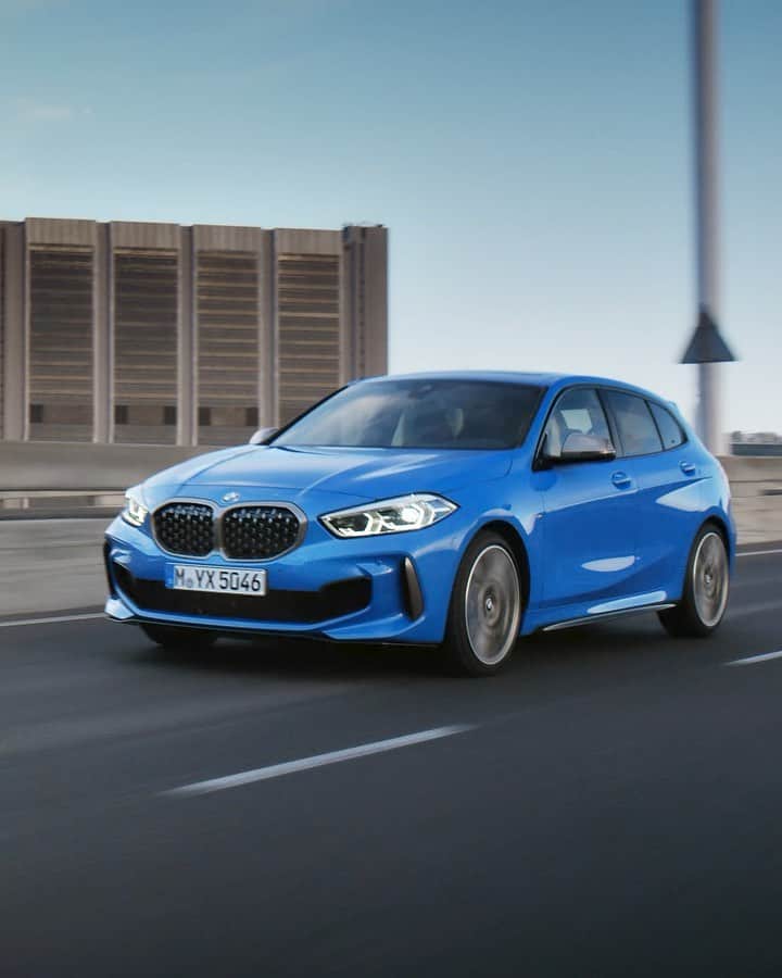 BMWのインスタグラム：「Dynamic traveler of the city roads. The all-new BMW 1 Series. #THE1 #BMW #1Series #urban #cool #city #cityscape #citylife #streetstyle  __ BMW M135i xDrive 5-door: Fuel consumption in l/100 km (combined): 7.1 - 6.8. CO2 emissions in g/km (combined): 162 - 155. The values of fuel consumptions, CO2 emissions and energy consumptions shown were determined according to the European Regulation (EC) 715/2007 in the version applicable at the time of type approval. The figures refer to a vehicle with basic configuration in Germany and the range shown considers optional equipment and the different size of wheels and tires available on the selected model. The values of the vehicles are already based on the new WLTP regulation and are translated back into NEDC-equivalent values in order to ensure the comparison between the vehicles. [With respect to these vehicles, for vehicle related taxes or other duties based (at least inter alia) on CO2-emissions the CO2 values may differ to the values stated here.] The CO2 efficiency specifications are determined according to Directive 1999/94/EC and the European Regulation in its current version applicable. The values shown are based on the fuel consumption, CO2 values and energy consumptions according to the NEDC cycle for the classification. For further information about the official fuel consumption and the specific CO2 emission of new passenger cars can be taken out of the „handbook of fuel consumption, the CO2 emission and power consumption of new passenger cars“, which is available at all selling points and at https://www.dat.de/angebote/verlagsprodukte/leitfaden-kraftstoffverbrauch.html.」