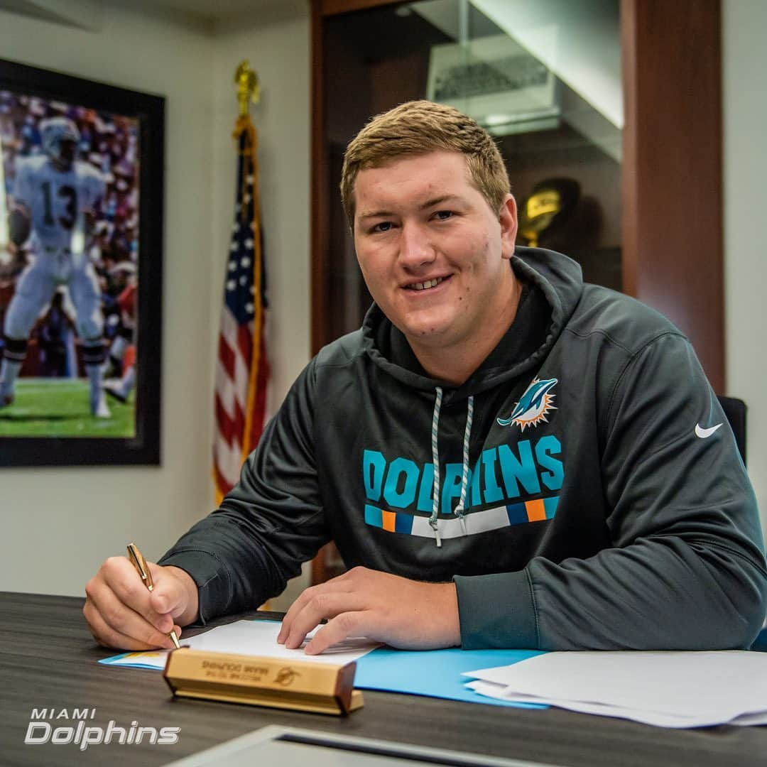 マイアミ・ドルフィンズさんのインスタグラム写真 - (マイアミ・ドルフィンズInstagram)「We have signed @michaeldeiter and all six 2019 draft picks are now signed! #FinsUp」6月15日 0時03分 - miamidolphins