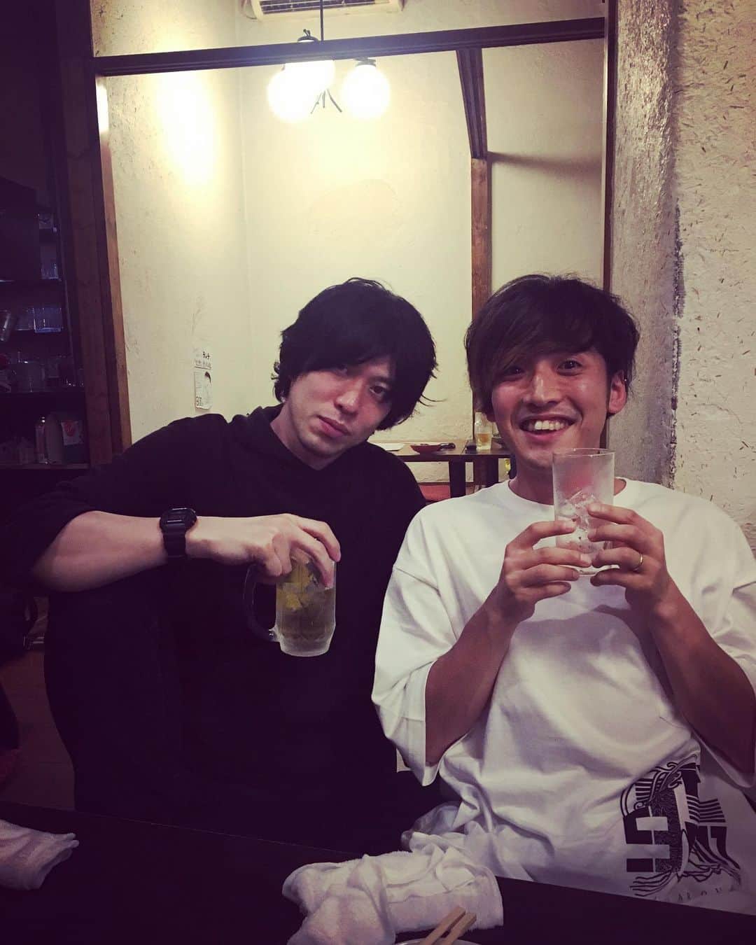 長島涼平のインスタグラム：「9mmありがとう！！浜松ありがとう！！ 親友のナカカズと。  別に対バンしなくてもいつも呑んでるけど。  #9mm #thetelephones #新しい光で泣く #いつも通り #ナカカズ」