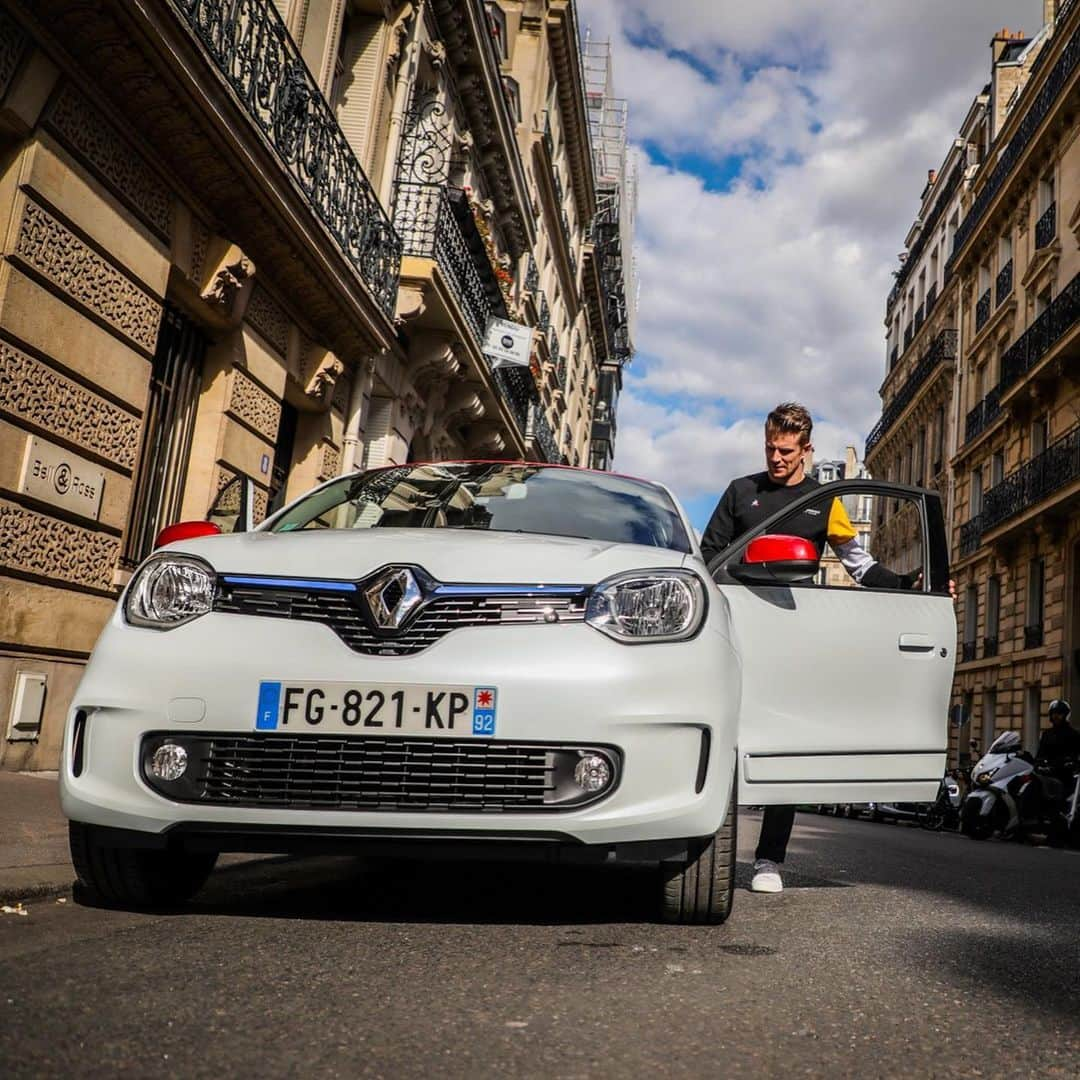 ルコックスポルティフさんのインスタグラム写真 - (ルコックスポルティフInstagram)「🇫🇷 Découvrez si @danielricciardo & @hulkhulkenberg ont réussi leur course contre la montre à bord de la nouvelle Renault Twingo #lecoqsportif... ⏱💛 Arriveront-ils à temps à la soirée ? Découvrez la vidéo complète sur IGTV !  @renaultf1team @bellrosswatches #RSspirit」6月15日 0時10分 - lecoqsportif