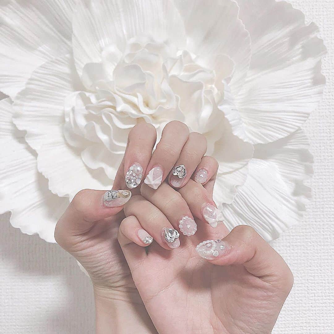 のインスタグラム：「白とキラキラ( ˶˙ᵕ˙˶ )♡ どのゆびもかわいい🥺 . . #nail #instalove #instagood #夏ネイル #キラキラネイル #fashion #beauty #Marvelous」