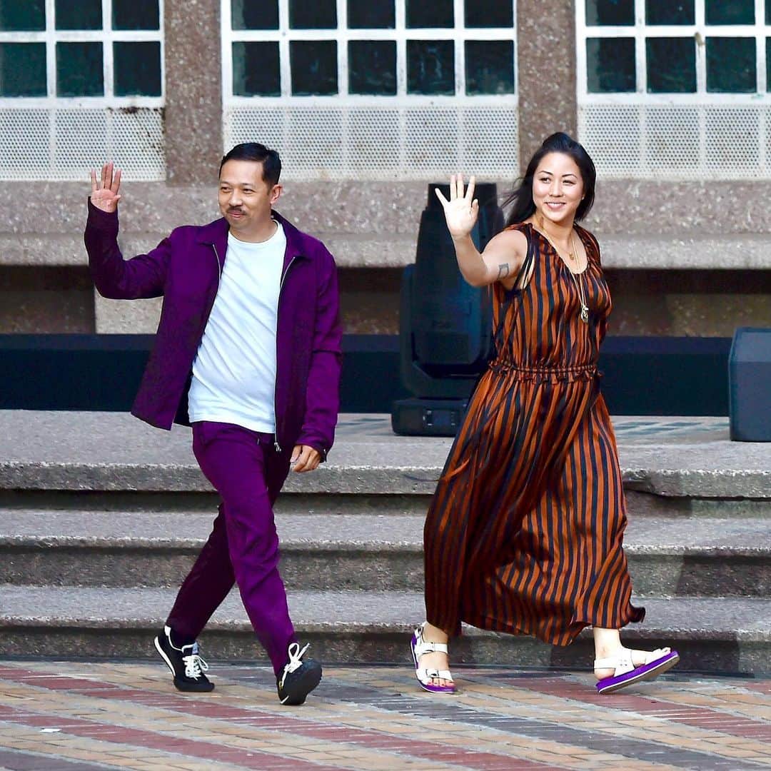 HYPEBEASTさんのインスタグラム写真 - (HYPEBEASTInstagram)「@hypebeaststyle: After 8 years, @openingceremony founders Humberto Leon and Carol Lim are stepping down from their roles as the Creative Directors behind the LVMH-owned brand, @kenzo. The duo will present their final @kenzo collection at #ParisFashionWeek on June 23, then officially exiting the house on July 1. Photo: Kristy Sparow/Getty Images」6月15日 0時12分 - hypebeast