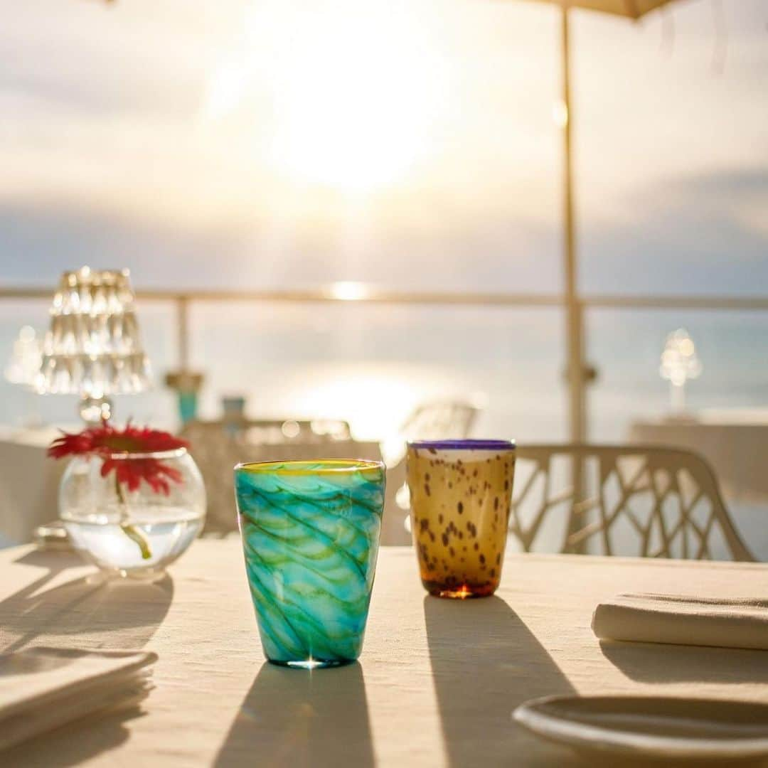 イタレッセさんのインスタグラム写真 - (イタレッセInstagram)「The sun and the breeze on the skin in a stunning setting. Enjoy your breakfast or a romantic dinner at sunset with our Mares tumbler. These glasses, inspired by coloured plants and tropical fishes, are born to surprise and create a unique atmosphere such as this to Art Hotel Villa Fiorella. 🐠 ——— #italesse #design #mares #tumbler #glassware #tableware #accessories #restaurant #beautiful #beautifullife #seaview  #panorama #rooftop #cocktails #instacocktail #instarestaurant #glasslover #winelover #picoftheday #napoli #italy」6月15日 0時22分 - italesse