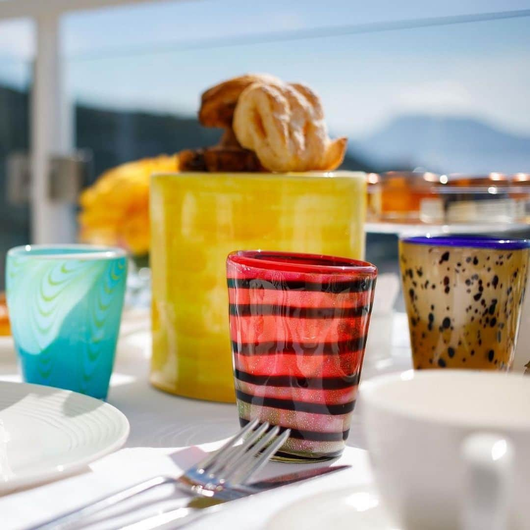 イタレッセさんのインスタグラム写真 - (イタレッセInstagram)「The sun and the breeze on the skin in a stunning setting. Enjoy your breakfast or a romantic dinner at sunset with our Mares tumbler. These glasses, inspired by coloured plants and tropical fishes, are born to surprise and create a unique atmosphere such as this to Art Hotel Villa Fiorella. 🐠 ——— #italesse #design #mares #tumbler #glassware #tableware #accessories #restaurant #beautiful #beautifullife #seaview  #panorama #rooftop #cocktails #instacocktail #instarestaurant #glasslover #winelover #picoftheday #napoli #italy」6月15日 0時22分 - italesse