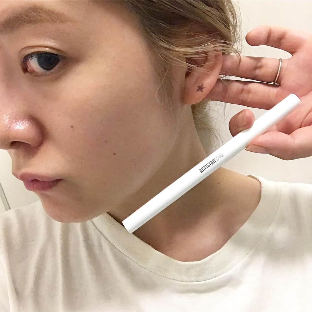 saki kojimaさんのインスタグラム写真 - (saki kojimaInstagram)「. 資生堂プロジェクト @cosmeticpress の new item調査へ☺️ 資生堂のオンラインやドラッグストアで6/20に発売のこれ、 アイライナーにスタンプ付いてて、タトゥーみたいで可愛い★ ピアスしてない人は耳もいいな〜 (ウォータープルーフだからフェスとかにも良さそう) . #SHISEIDO_PR #アーティスターメイク #コスメティックプレス #ジアレイ #タピオカ #タピオカって美味しい☺️」6月15日 0時15分 - kojima__saki