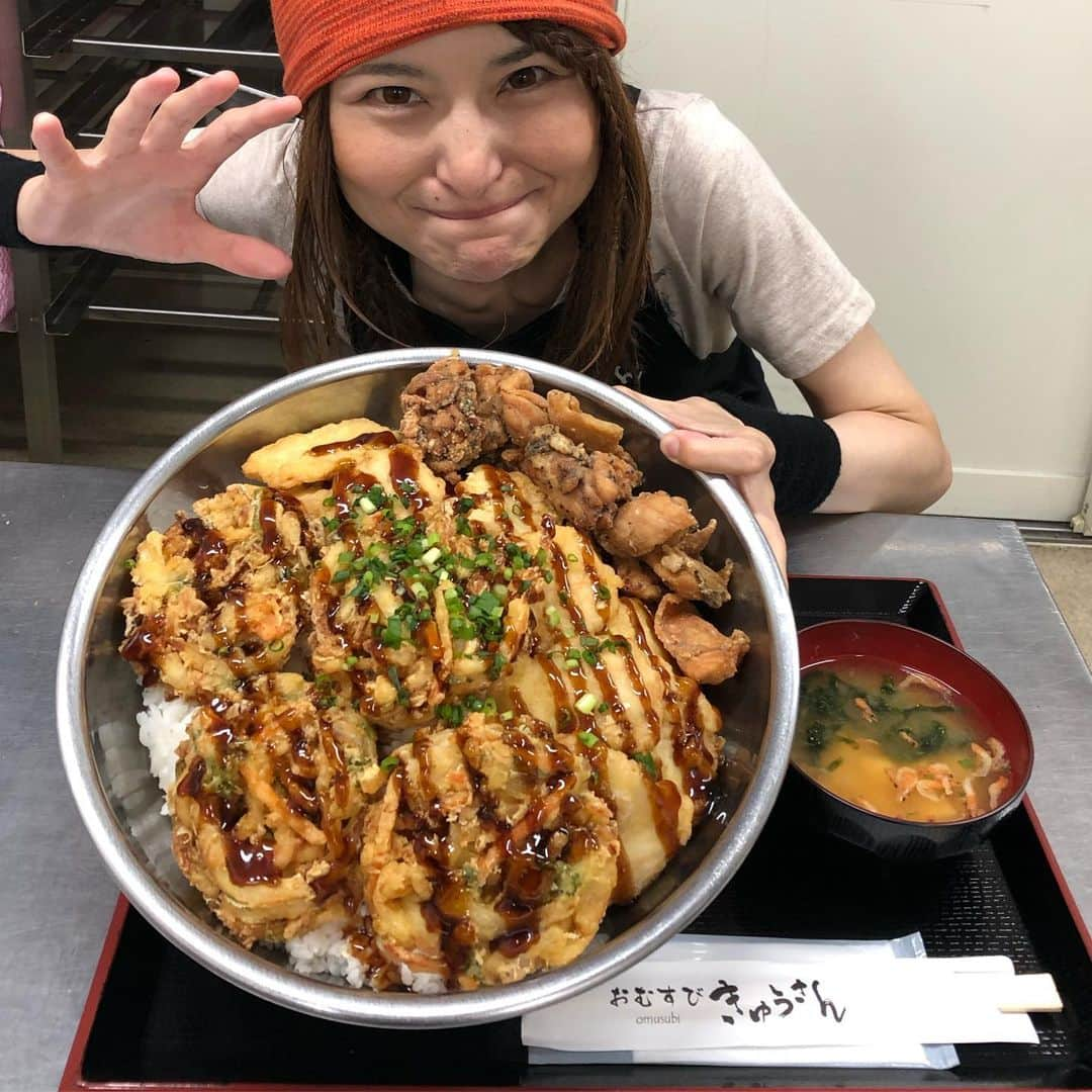 アンジェラ佐藤さんのインスタグラム写真 - (アンジェラ佐藤Instagram)「今日の賄いご飯(*´ω`*) #アンジェラ佐藤 #まかないご飯 #北海道米 #デカ盛り  #味噌汁入れたら #3kg #特別にライスボールプレイヤーの川原さんが特別に作ってくださったのだけど #デカく盛れる器がない笑 #今日は179市町村北海道おむすびシリーズの新作 #八雲町帆立おこわを作成 #明後日の八雲町イベントでお披露目 #日曜日は第三回八雲世界耳吊り選手権に来てね」6月15日 0時16分 - angela_satou