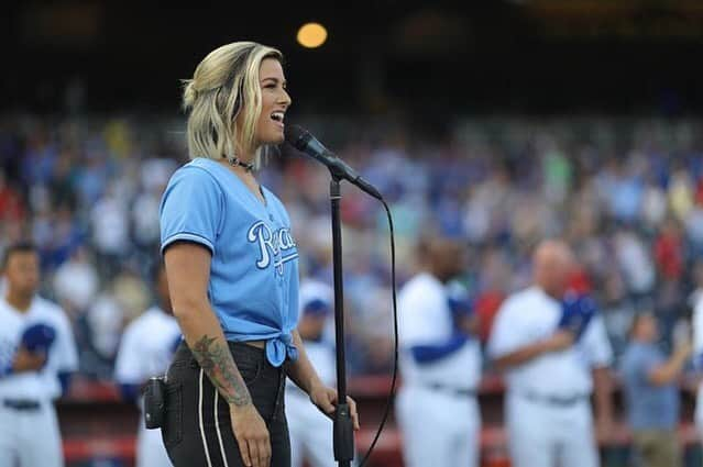 キャサディー・ポープさんのインスタグラム写真 - (キャサディー・ポープInstagram)「I got to open up the first ever MLB game in the state of Nebraska by singing the National Anthem last night! ⚾️Thanks for having me, @mlb @kcroyals @tdameritradepark #PlayBall 📸 @gettyimages @atraut」6月15日 0時21分 - cassadeepope