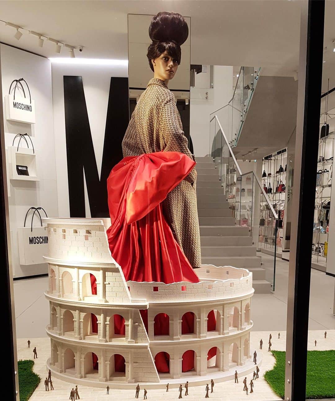 Moschinoさんのインスタグラム写真 - (MoschinoInstagram)「Moschino Milano Shop, Via Sant’Andrea 25, #milano @itsjeremyscott」6月15日 0時21分 - moschino