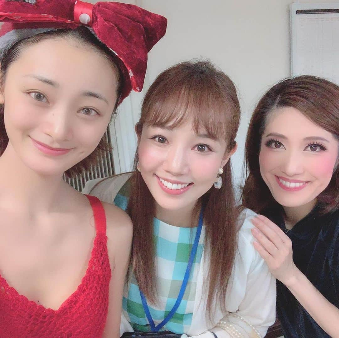 彩花まりさんのインスタグラム写真 - (彩花まりInstagram)「. #OGのお客様方 . 今日も無事に一回公演を終えることができました💡 ありがとうございました！！ . 大好きな同期や近い学年の方々もたくさん観にいらしてくださって嬉しい☺️ . ゆうみちゃんは相変わらずピュアな眼差しで可愛らしくて！ みくさんからはお話しながらたーくさん元気を頂きましたー！！！ きゅるは沢山感想があると言いつつまだ送ってくれてません← . 明日はマチソワです。 週の中盤戦！気合を入れて頑張ります！ . #花陽みく さん #咲妃みゆ ちゃん #朝央れん #愛希れいか #美麗 #彩花まり #宝塚 #エリザベート #OG #つながりが嬉しい」6月15日 0時24分 - _mari_ayaka