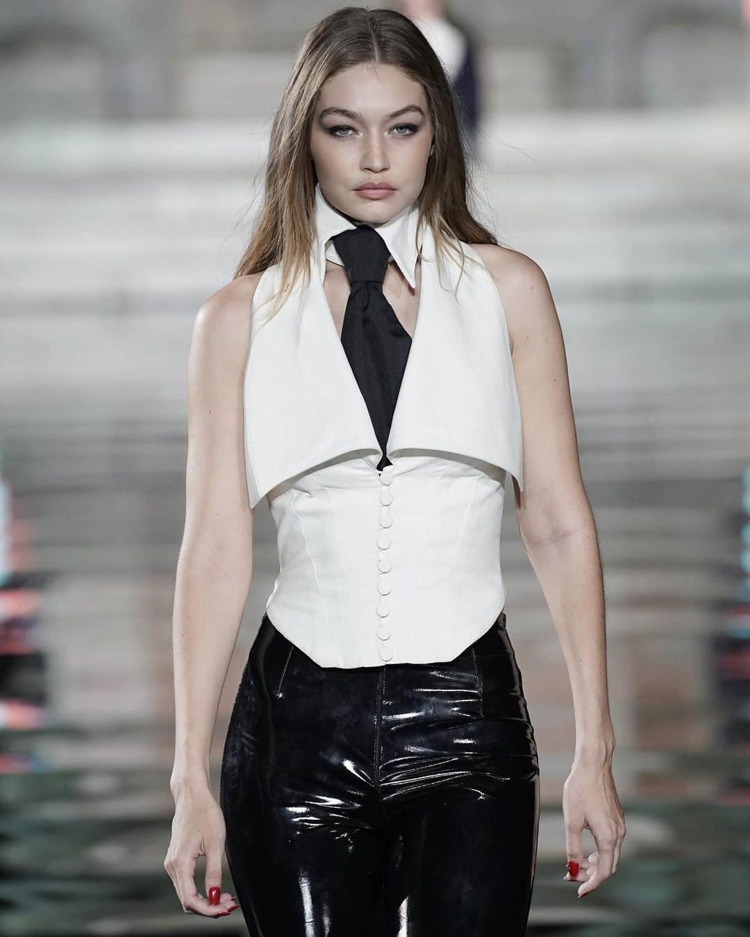 Fashion Weekのインスタグラム：「The fashion industry stepped out last night to celebrate 90 years of luxury retailer @luisaviaroma. The runway, presented by @carineroitfeld, featured stand-out looks from the Fall season as well as vintage pieces from the likes of #ChristianLacroix and #ThierryMugler. 👈 For a look at the star studded runway.」