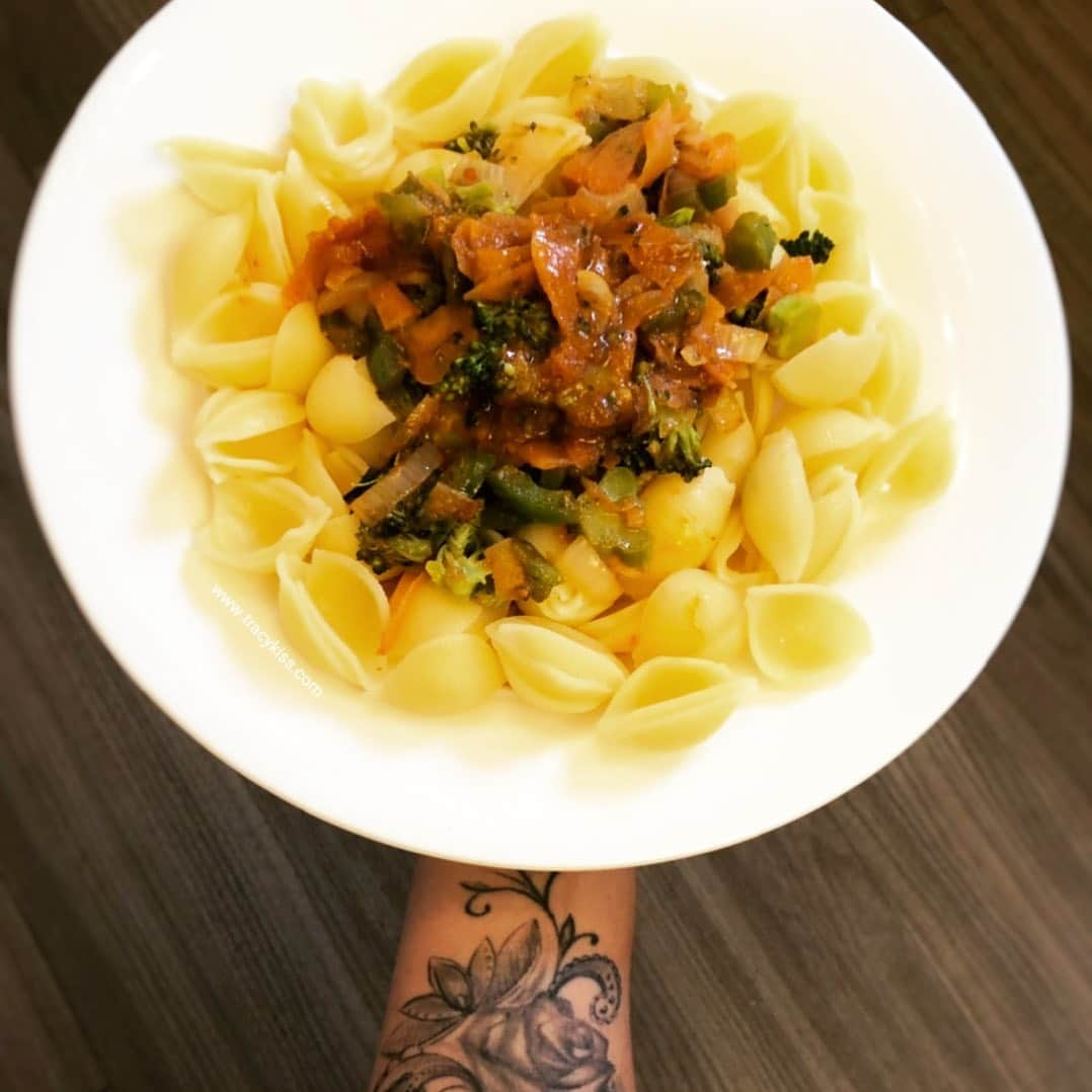 トレーシー・キスさんのインスタグラム写真 - (トレーシー・キスInstagram)「Vegan gluten-free red pesto pasta and veggies for dinner because big girls eat BIG meals! Yum! What are you fuelling your bodies with today my darlings? ------------------------ #glutenfree #postworkout #pasta #carbs #tracykiss #gymlife #bodygoals #feminism #muscles #earnedit #tattoo #healthy #bodytransformation #inspiration #gains #motivation #ootd #fashion #weightloss #fitness #success #girlpower #redhead #ootn #lotd #veganism #girl #gym #bodybuilding #vegan」6月15日 0時39分 - tracykissdotcom