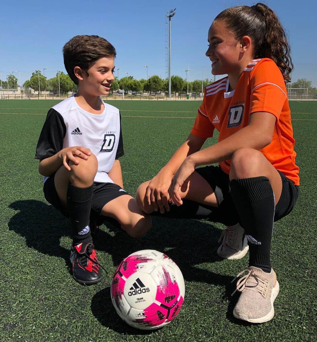 ダニエル・パレホのインスタグラム：「Ya tenemos listas las equipaciones para el @campusparejo y no pueden ser más bonitas!!! Cuál os gusta más? Recordad que empezamos el 1 de julio... Todavía podéis apuntaros!!!」