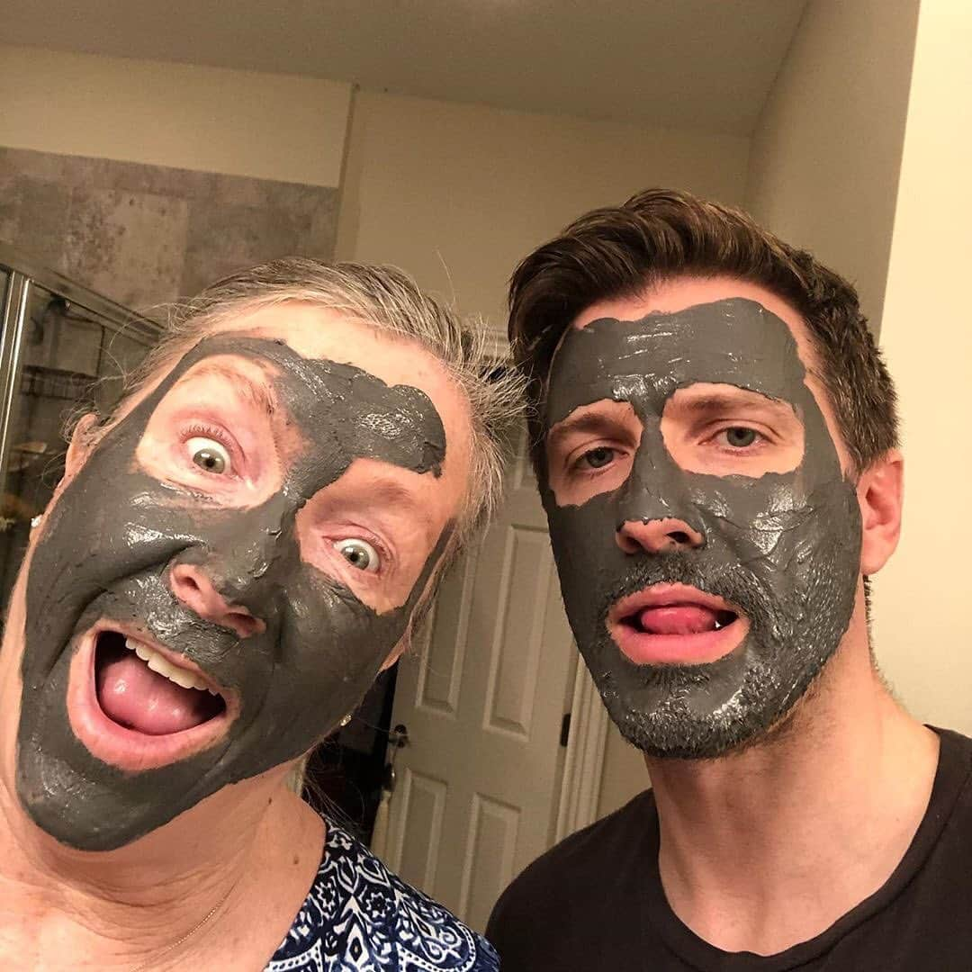 スタナ・カティックさんのインスタグラム写真 - (スタナ・カティックInstagram)「And closing out the #AbsentiaMasqueChallenge is the talented @heusinger ... representing with his beautiful mom! Thank you to all who joined in on this skin-loving challenge. So happy that #Amazon has finally shared #ABSENTIA Season 2 with all of you. Looking forward to your thoughts. 💋💋 #repost @heusinger ・・・ I have FINALLY joined the fray of @drstanakatic ‘s #absentiamasquechallenge 🤗😘 my mom and I are both wearing our first charcoal masks. Felt prettty prettty prettty good. TOMORROW!! @absentiaseries Season 2 drops in the US on @amazonprimevideo tomorrow!!! Very excited for you all to see this!!」6月15日 0時43分 - drstanakatic