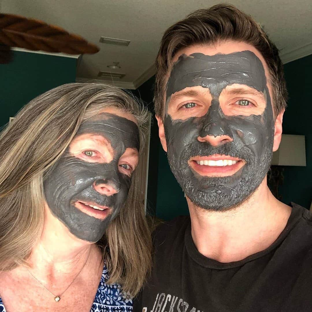 スタナ・カティックさんのインスタグラム写真 - (スタナ・カティックInstagram)「And closing out the #AbsentiaMasqueChallenge is the talented @heusinger ... representing with his beautiful mom! Thank you to all who joined in on this skin-loving challenge. So happy that #Amazon has finally shared #ABSENTIA Season 2 with all of you. Looking forward to your thoughts. 💋💋 #repost @heusinger ・・・ I have FINALLY joined the fray of @drstanakatic ‘s #absentiamasquechallenge 🤗😘 my mom and I are both wearing our first charcoal masks. Felt prettty prettty prettty good. TOMORROW!! @absentiaseries Season 2 drops in the US on @amazonprimevideo tomorrow!!! Very excited for you all to see this!!」6月15日 0時43分 - drstanakatic