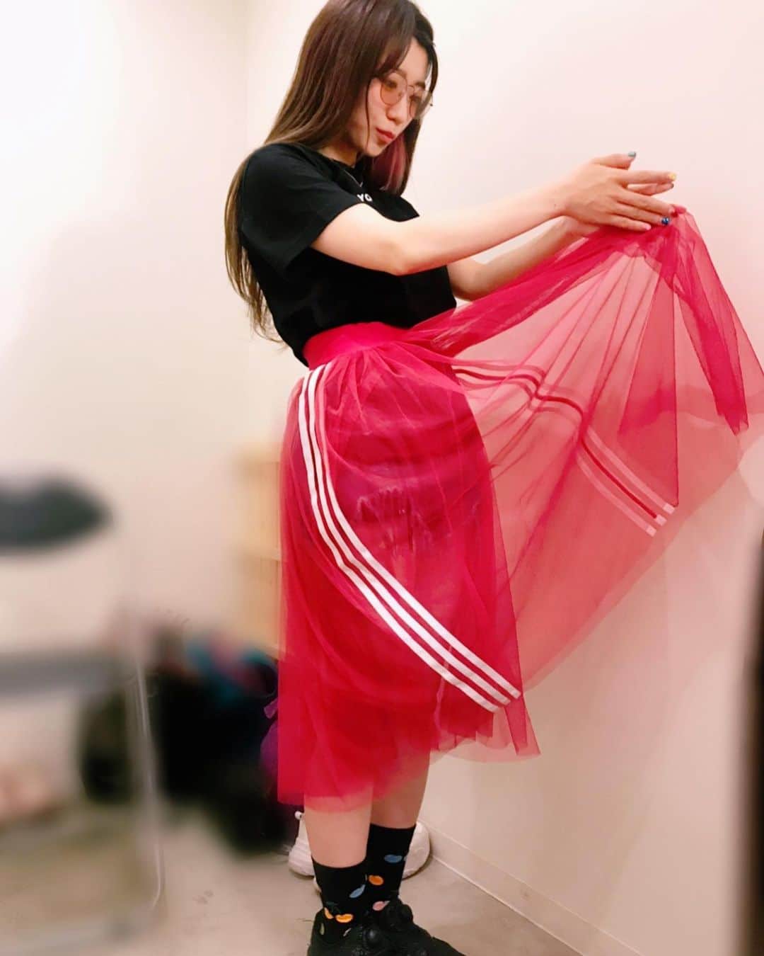 ぱいぱいでか美さんのインスタグラム写真 - (ぱいぱいでか美Instagram)「スケスケのadidas！ 変態adidasです。 ꙳ #tops #silasandmaria  #skirt #adidas #rosebud #shortpants #lastvirgin  #sox #happysocks #sunglasses #milkfed #俺はインスタグラマーになりてぇ ꙳ この前の私服！タグ付け大量かよ スケスケのadidasかわいいね〜 フィルターで赤っぽく見えるけど濃いめピンクです❤︎ 透けてるので勝手に変態adidasと呼んでいます ROSEBUDで買ったよん〜 SILASのTシャツもロゴのポジションとバックプリントもかわいいシンプルでもかわいいー！ サングラスは毎年少しずつ増やしてこうかなと思って今年はMILKFED.の買いました。 靴下はヲタクからもらった！カラフルチェリーかわい！ありがと . 明日てか明日的な今日は大雨らしい！ こんなに浮かれた格好してたら寒いかなー やついフェスあるから晴れてほしいよ！ ぱいぱいでか美は両日出ます！」6月15日 0時44分 - paipaidekami