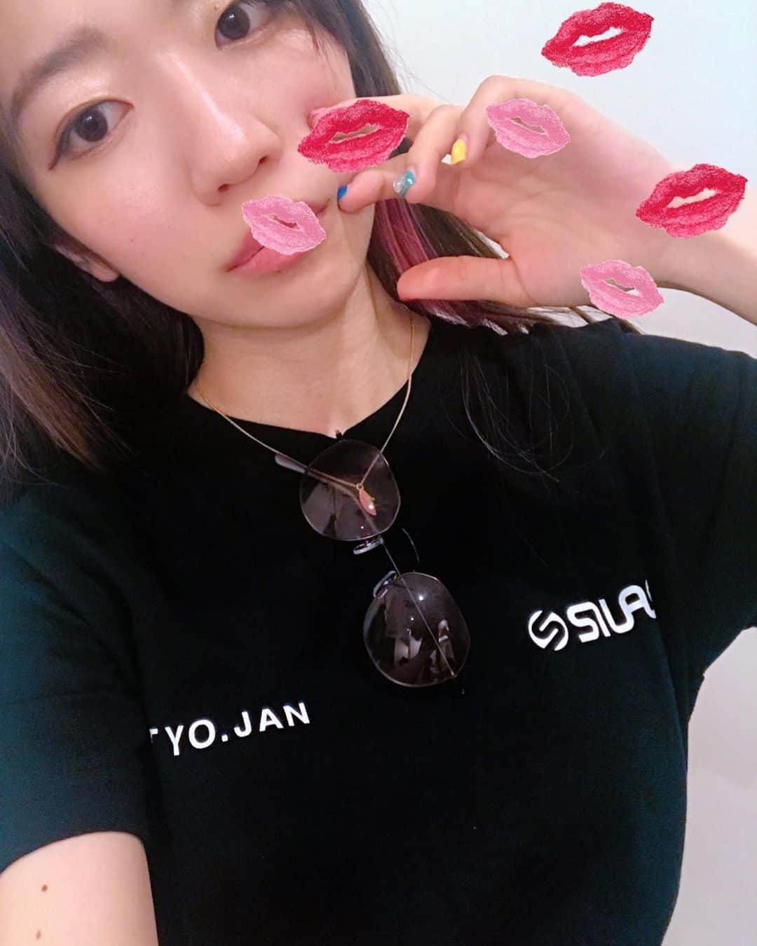 ぱいぱいでか美さんのインスタグラム写真 - (ぱいぱいでか美Instagram)「スケスケのadidas！ 変態adidasです。 ꙳ #tops #silasandmaria  #skirt #adidas #rosebud #shortpants #lastvirgin  #sox #happysocks #sunglasses #milkfed #俺はインスタグラマーになりてぇ ꙳ この前の私服！タグ付け大量かよ スケスケのadidasかわいいね〜 フィルターで赤っぽく見えるけど濃いめピンクです❤︎ 透けてるので勝手に変態adidasと呼んでいます ROSEBUDで買ったよん〜 SILASのTシャツもロゴのポジションとバックプリントもかわいいシンプルでもかわいいー！ サングラスは毎年少しずつ増やしてこうかなと思って今年はMILKFED.の買いました。 靴下はヲタクからもらった！カラフルチェリーかわい！ありがと . 明日てか明日的な今日は大雨らしい！ こんなに浮かれた格好してたら寒いかなー やついフェスあるから晴れてほしいよ！ ぱいぱいでか美は両日出ます！」6月15日 0時44分 - paipaidekami