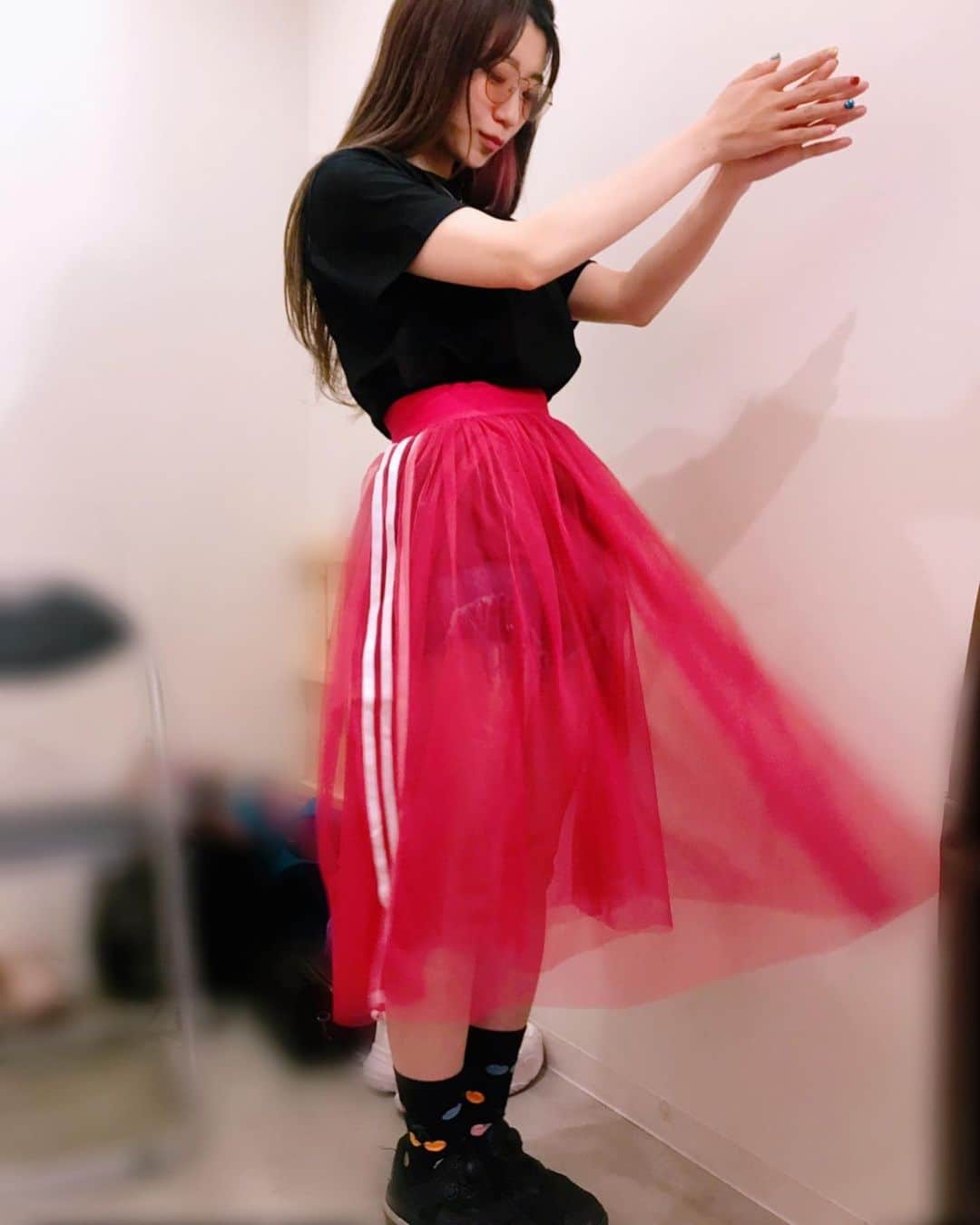 ぱいぱいでか美さんのインスタグラム写真 - (ぱいぱいでか美Instagram)「スケスケのadidas！ 変態adidasです。 ꙳ #tops #silasandmaria  #skirt #adidas #rosebud #shortpants #lastvirgin  #sox #happysocks #sunglasses #milkfed #俺はインスタグラマーになりてぇ ꙳ この前の私服！タグ付け大量かよ スケスケのadidasかわいいね〜 フィルターで赤っぽく見えるけど濃いめピンクです❤︎ 透けてるので勝手に変態adidasと呼んでいます ROSEBUDで買ったよん〜 SILASのTシャツもロゴのポジションとバックプリントもかわいいシンプルでもかわいいー！ サングラスは毎年少しずつ増やしてこうかなと思って今年はMILKFED.の買いました。 靴下はヲタクからもらった！カラフルチェリーかわい！ありがと . 明日てか明日的な今日は大雨らしい！ こんなに浮かれた格好してたら寒いかなー やついフェスあるから晴れてほしいよ！ ぱいぱいでか美は両日出ます！」6月15日 0時44分 - paipaidekami