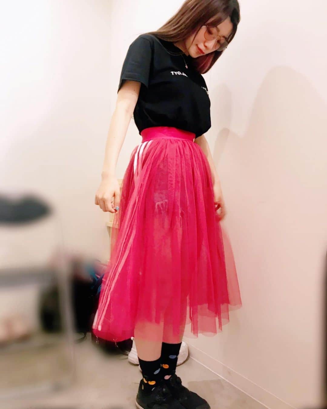 ぱいぱいでか美さんのインスタグラム写真 - (ぱいぱいでか美Instagram)「スケスケのadidas！ 変態adidasです。 ꙳ #tops #silasandmaria  #skirt #adidas #rosebud #shortpants #lastvirgin  #sox #happysocks #sunglasses #milkfed #俺はインスタグラマーになりてぇ ꙳ この前の私服！タグ付け大量かよ スケスケのadidasかわいいね〜 フィルターで赤っぽく見えるけど濃いめピンクです❤︎ 透けてるので勝手に変態adidasと呼んでいます ROSEBUDで買ったよん〜 SILASのTシャツもロゴのポジションとバックプリントもかわいいシンプルでもかわいいー！ サングラスは毎年少しずつ増やしてこうかなと思って今年はMILKFED.の買いました。 靴下はヲタクからもらった！カラフルチェリーかわい！ありがと . 明日てか明日的な今日は大雨らしい！ こんなに浮かれた格好してたら寒いかなー やついフェスあるから晴れてほしいよ！ ぱいぱいでか美は両日出ます！」6月15日 0時44分 - paipaidekami