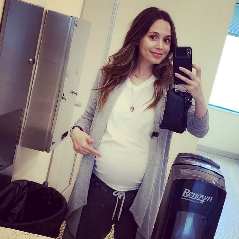 エリザ・ドゥシュクのインスタグラム：「8 mos..! #bathroomselfie 📸 Oh, how times have changed.. 😂🤰🏻🙌」