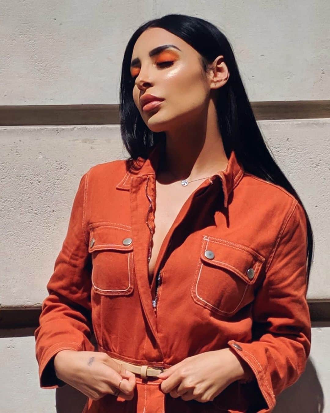 sananasのインスタグラム：「Orange is the new orange 🍊🤷🏻‍♀️ Je vous jure j’ai pas volé l’orange ...! 😰#VieilleBlague Cette combinaison @PrettyLittleThing 😍🧡 En ce moment il y a -35% sur tout le site avec le code MERCI35 (ce n’est pas mon code je l’ai trouvé sur le site) 💰  Quoi de prévu ce week-end ? Moi je serai avec mes neveux, il est censé faire bon je suis trop contente 😃 . #PLT #PrettyLittleThing #OrangeOutfit #OrangeMakeUp #OrangeEverything . PS : Pour ceux qui veulent le tuto de ce smokey orange facile, je vous l’ai déjà posté fin mai sur ma chaîne ;-)」