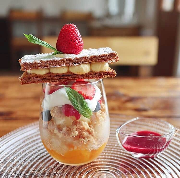 RETRIP<リトリップ>グルメのインスタグラム：「【RETRIP×札幌】 今回ご紹介するのは札幌の「HACHI CAFE(ハチカフェ)」。ケーキや焼き菓子を楽しむことができるこちらのお店では、数量限定のメニューがオススメ。写真のグラスデザートは6月限定発売商品です。上のミルフィーユがパリパリで美味しいそうですよ。 . このお写真は @__mayuwooooo__ さんにお借りしました。素敵なお写真をありがとうございます。 . #RETRIP #retrip_gourmet #retrip_in #グルメ #絶品グルメ #japan  #フォトジェニック #カフェ #グラスデザート #hachicafe #ミルフィーユ #パフェ #苺 #スイーツ . 【RETRIPで絶景検索！】 RETRIPでは各地の素敵なお写真をお待ちしております。#retrip_〇〇 と最後に地名をつけて投稿されたお写真は、こちらのアカウントでご紹介させていただきます。 おでかけ先の地名を入れることで、簡単に絶景検索もできるので、ぜひ利用してみてください。また、#retrip_〇〇 をつけて投稿されたお写真は、こちらのアカウントでご紹介させていただきます。 . ▼RETRIP［リトリップ］のアプリはAppStore、GooglePlayにて「リトリップ」で検索！ プロフィールのURLからもダウンロードできます♬」