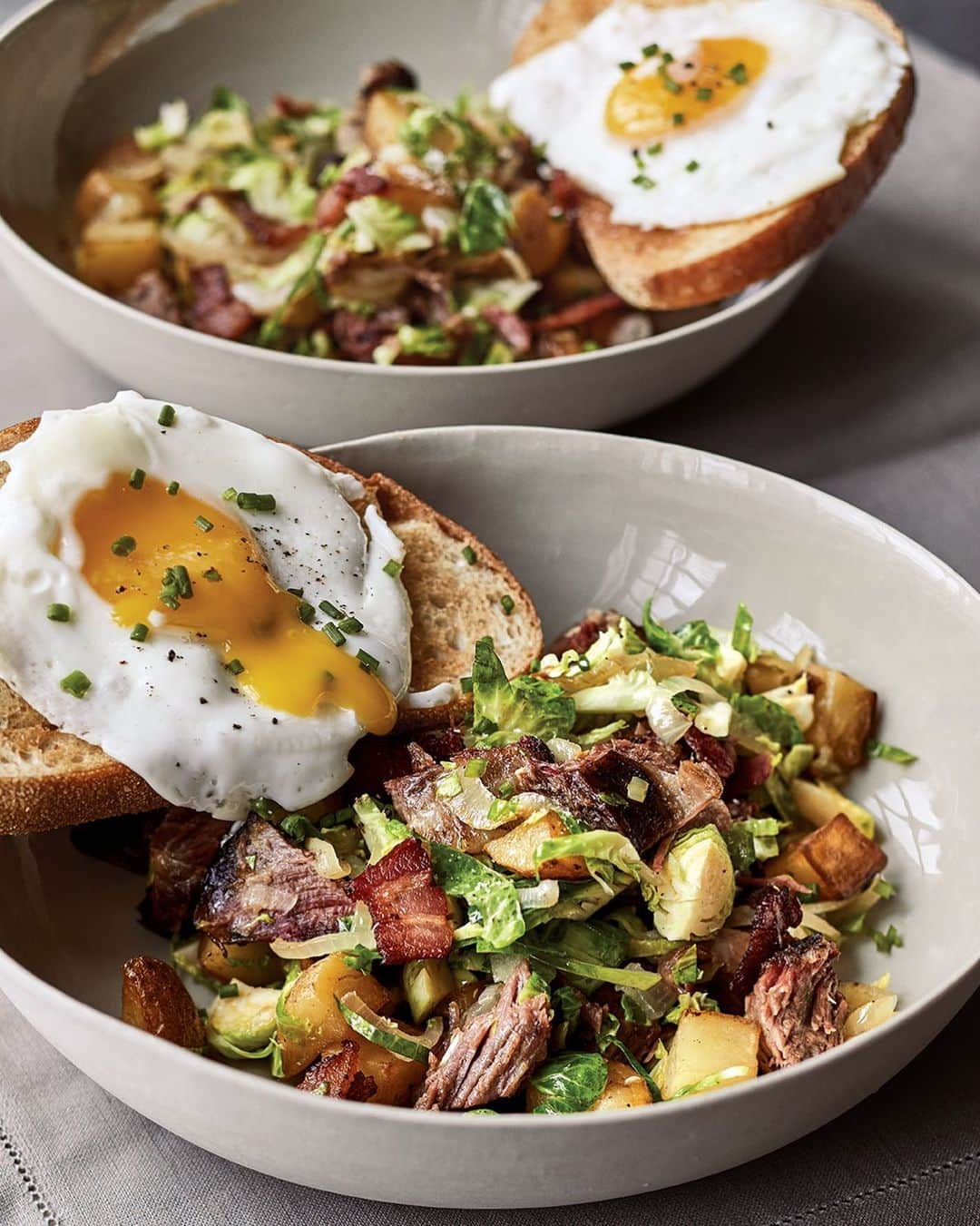 アイナ・ガーテンさんのインスタグラム写真 - (アイナ・ガーテンInstagram)「Show Dad some love this Father’s Day with Short Rib Hash for breakfast – it’s a real “Dad” thing!  If you don’t have leftover short ribs, you can make the hash with roast beef, kielbasa, baked ham – whatever you have handy. (I pick up cooked short ribs the day before from our local BBQ joint!) This is a Father’s Day breakfast he’ll always remember and (shhhh) he’ll never know it took you no time at all to make! (The recipe is available on barefootcontessa.com.) #CookLikeaPro」6月15日 0時51分 - inagarten