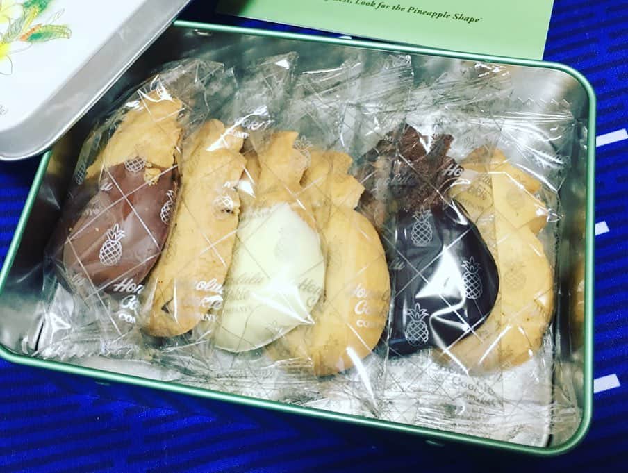 西川忠志さんのインスタグラム写真 - (西川忠志Instagram)「HAWAIIのお土産  母がハワイロケから帰国しました。 お土産のホノルルクッキー！ 缶も可愛くて、中のクッキーも美味しい！ 僕はチョコレートをコーティングしてあるのが好きです！  #ハワイ #ハワイ土産 #ハワイロケ #お土産 #ホノルルクッキー #クッキー #クッキー缶  #honolulucookie #honolulu #ロケ  #西川忠志 #吉本新喜劇 #よしもと新喜劇 #ありがとう #土産  #ありがとうございます #感謝 #西川ヘレン #美味しい #母 #パイナップル型 #hawaii #ヘレン」6月15日 0時55分 - nishikawa_tada
