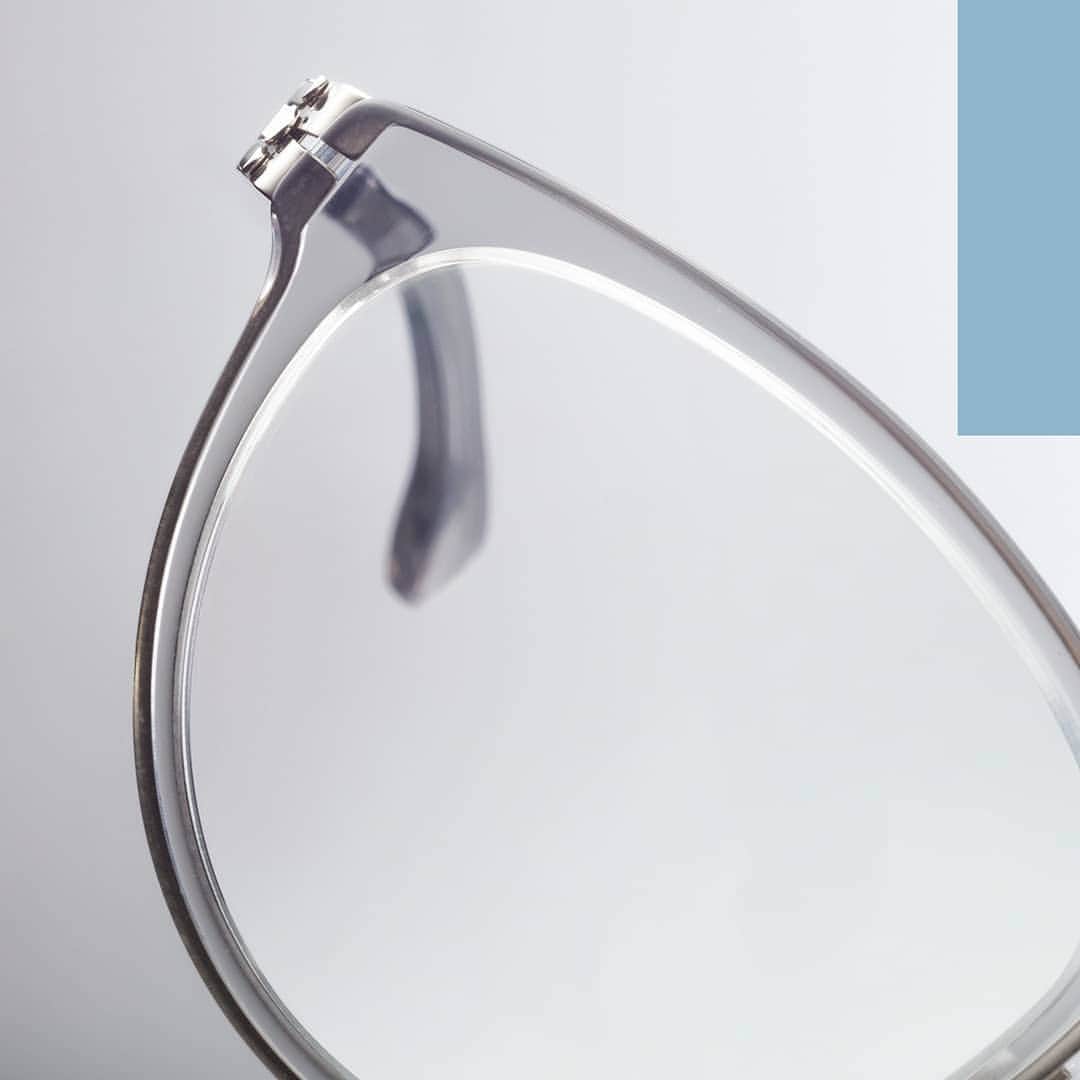アイシー ベルリンさんのインスタグラム写真 - (アイシー ベルリンInstagram)「Here's something special: a durable metal frame covered in beautiful transparent acetate.  Fashionable, flexible and light. Keep focused on looking good and not worrying about your glasses. ✌️ #icberlin #screwless #eyewear #eyeweardesign #eyewearstyle #glasses #lightweight #durable #luxuryeyewear #craftsmanship #frames #newcollection #eyewearshop #sunglasses #CoreCollection」6月15日 0時58分 - icberlinofficial