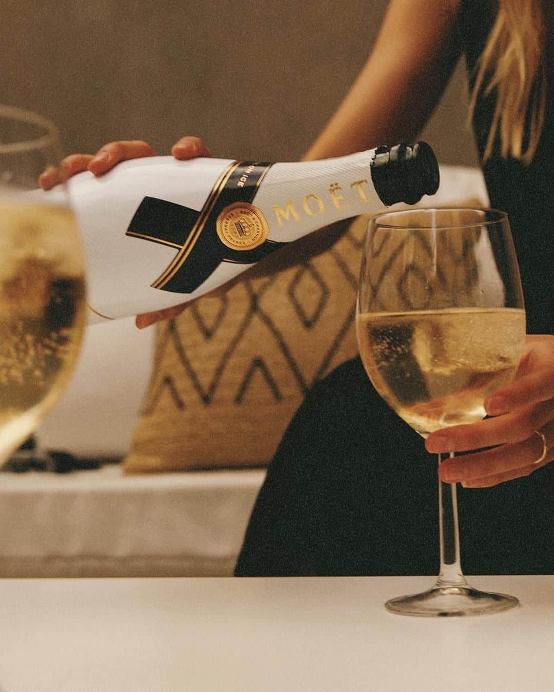 Moët & Chandon Officialさんのインスタグラム写真 - (Moët & Chandon OfficialInstagram)「The taste of Friday nights. Picture by @irimatic @itziaraguilera #MoetMoment #MoetIce #TGIF . This material is not intended to be viewed by persons under the legal alcohol drinking age or in countries with restrictions on advertising on alcoholic beverages. ENJOY MOET RESPONSIBLY」6月15日 1時00分 - moetchandon