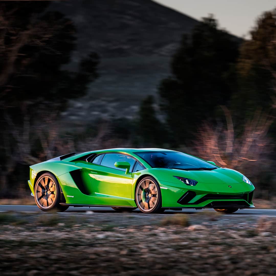 のインスタグラム：「Zipping through the air like light: it’s Aventador S with its amazing performance. When did you see one for the first time? #Lamborghini #AventadorS #LightsOnLamborghini」