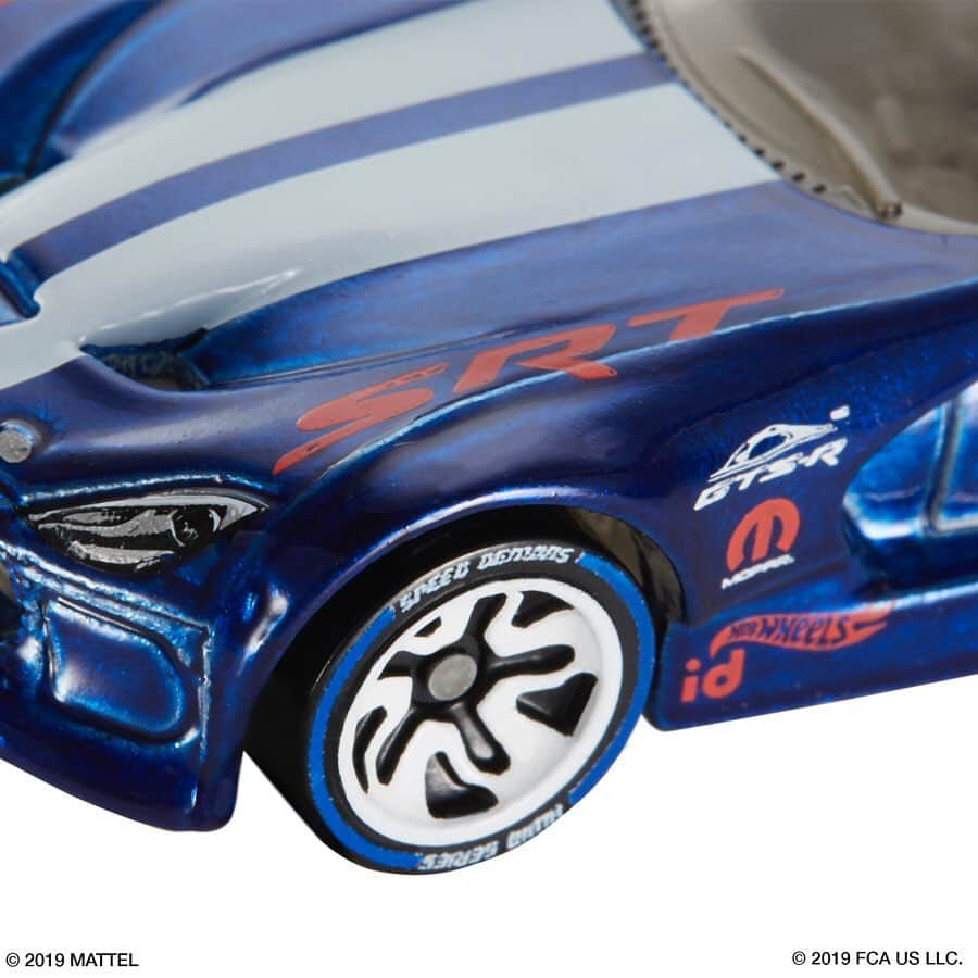 Hot Wheelsさんのインスタグラム写真 - (Hot WheelsInstagram)「Introducing Hot Wheels id, a completely new way to collect your favorite die-casts. Complete with a top of the line Spectraflame paint job, new wheels, and an NFC chip, your Hot Wheels collection can now be digitized! #HotWheelsid is available at Apple and Apple.com. Swipe through to see the detail and video of how it works. www.hotwheels.com/id」6月15日 1時00分 - hotwheelsofficial