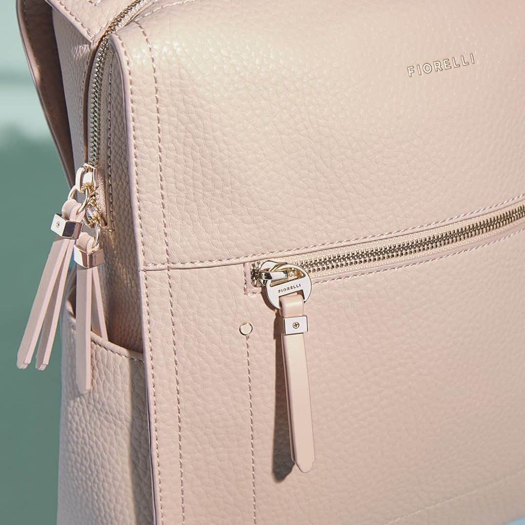 フィオレッリさんのインスタグラム写真 - (フィオレッリInstagram)「The Anna backpack is a new silhouette in a soft rosewater hue 💫 Complete with side pockets for storage and a reverse zip for security, this functional style has luxe gold hardware for a sleek and sophisticated finish #FiorelliFor #Backpacks #PinkBackpack #Accessories」6月15日 1時01分 - fiorelli_bags
