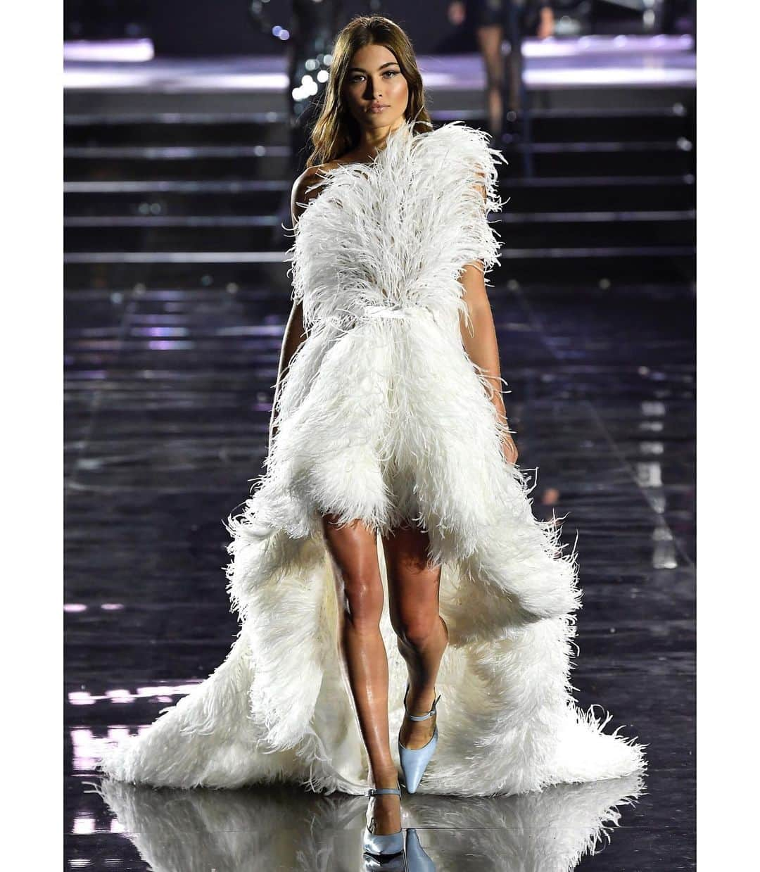 オスカーデラレンタさんのインスタグラム写真 - (オスカーデラレンタInstagram)「@LoveGrace_E is majestic floating down the runway in our #odlrfall2019 one-shoulder feather gown at the debut of #CRRunway in partnership with @luisaviaroma. #CRxLVR」6月15日 1時02分 - oscardelarenta