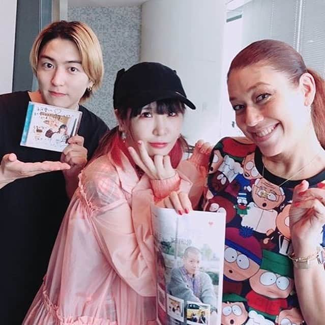 大森靖子さんのインスタグラム写真 - (大森靖子Instagram)「稲葉くんに久々に会えました。 私の大切な作品、5年前に撮影したミッドナイト清純異性交遊と君と映画のMVや映画ワンダフルワールドエンドに出演してくださった俳優さんです。 今日のラジオ番組のオーディションのとき、1曲選んでその曲について話すというのを、君と映画について話して受かった話をきいて、キュンとしました。  あの時の、この曲が連れて行ってくれるならどこでもいいな、どこに行こうか、ってあんな気分ったらないよ。ずっとミッドナイトに支えられてる。 だから、私にとっての煌めきをつくる瞬間を一緒に味わった人たちにきっとまた会えると思って生きてきて、音楽の運命線上でまた巡り会えること、本当に嬉しかったです。 何に対してもキラキラした向き合い方をできる純真さは変わらず、でも頼れるジェントルになっていました。 LiLiCoさんの映画サントラ評も聞きたい！  また会えるまで！」6月15日 1時03分 - omorimori