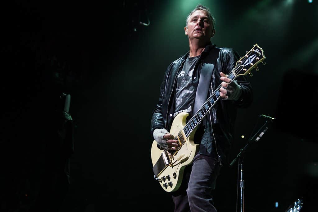 パール・ジャムさんのインスタグラム写真 - (パール・ジャムInstagram)「@MikeMcCreadyPJ's 1966 Polaris White @GibsonGuitar SG Custom in Lexington, KY (2016). #PJBackline 📸: Glenn Hirsch」6月15日 1時08分 - pearljam