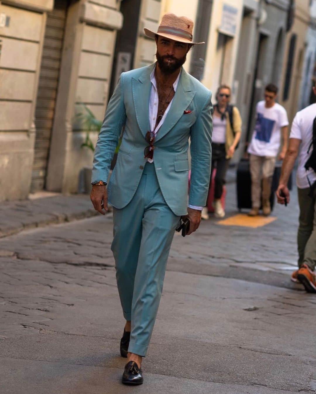 GQさんのインスタグラム写真 - (GQInstagram)「Twice a year, the menswear world descends upon Florence, Italy for Pitti Uomo, a.k.a. the menswear trade show. See all the best street style from #PittiUomo at the link in bio. (📸@andrewbarber23)」6月15日 1時09分 - gq