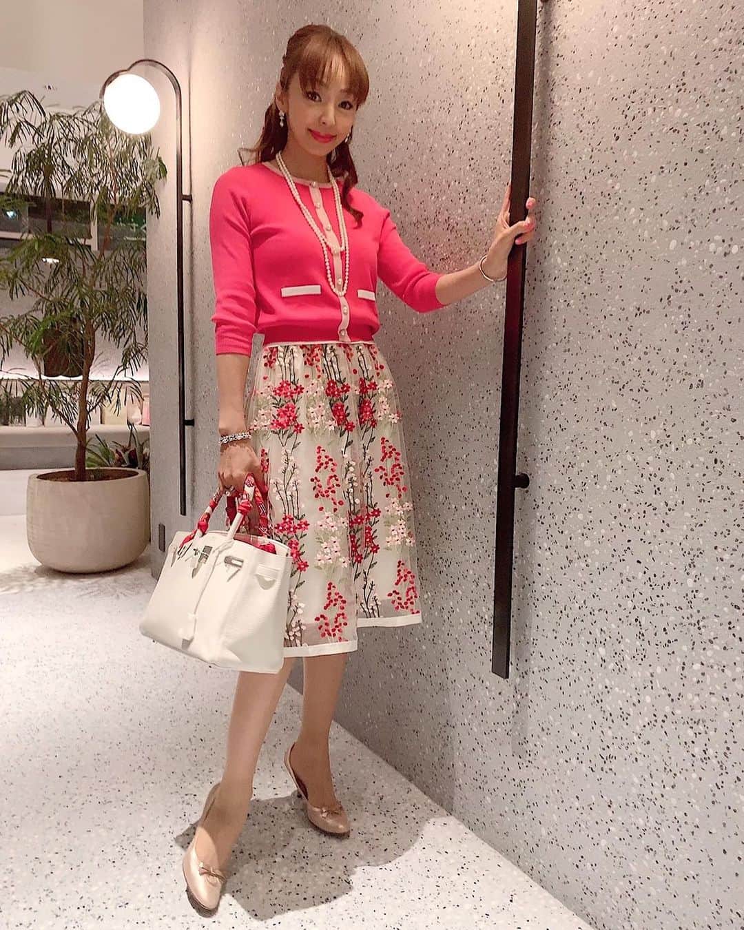 和泉佳子さんのインスタグラム写真 - (和泉佳子Instagram)「先日の櫻姫会のバースデー女子会の日、神田うのちゃんがプリマシェレルのセットアップを、美しく着こなして下さっていました👗💕 . まさに、リアル バービー人形のようなうのちゃん💗 . カーディガンのお色に合わせて、ネイルやジュエリー、そして、バーキンに巻いたスカーフのカラーまでパーフェクトにコーディネート✨ . うのちゃん、プリマシェレル を素敵に着こなして下さってありがとうございました💗 . .  プリマシェレル  @primascherrer  #和泉佳子 #25ans #ヴァンサンカン #エレブロガー #バースデー女子会 #桜姫会 #kashiyamadaikanyama ＃神田うの ちゃん #プリマシェレル  #コーディネート @unokandaofficial」6月15日 1時09分 - yoshiko_izumi