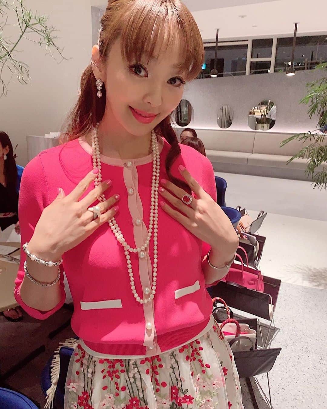 和泉佳子さんのインスタグラム写真 - (和泉佳子Instagram)「先日の櫻姫会のバースデー女子会の日、神田うのちゃんがプリマシェレルのセットアップを、美しく着こなして下さっていました👗💕 . まさに、リアル バービー人形のようなうのちゃん💗 . カーディガンのお色に合わせて、ネイルやジュエリー、そして、バーキンに巻いたスカーフのカラーまでパーフェクトにコーディネート✨ . うのちゃん、プリマシェレル を素敵に着こなして下さってありがとうございました💗 . .  プリマシェレル  @primascherrer  #和泉佳子 #25ans #ヴァンサンカン #エレブロガー #バースデー女子会 #桜姫会 #kashiyamadaikanyama ＃神田うの ちゃん #プリマシェレル  #コーディネート @unokandaofficial」6月15日 1時09分 - yoshiko_izumi
