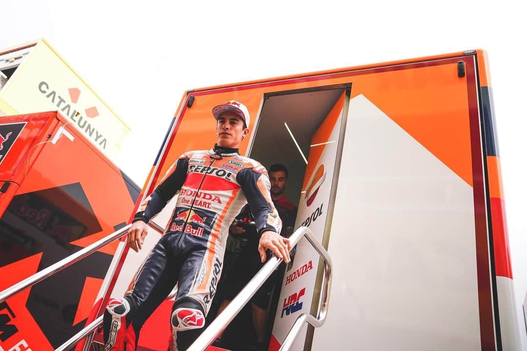 レプソル・ホンダのインスタグラム：「#MM93 🐜 🅿️9️⃣ ⠀⠀⠀⠀⠀⠀⠀⠀⠀ “Not a bad day today. We had to change our strategy from the last GP a little bit because it’s important to understand the tyres. If you check the FP2 times, we look like we are far but we were able to do a lot of work and try many tyres and some setup changes. We’re not bad and the position isn’t our real one. I’m happy with all the information that we were able to get.” ⠀⠀⠀⠀⠀⠀⠀⠀⠀ #CatalanGP #25RepsolHonda #Repsol #MotoGP #Honda #Racing #RepsolHonda #HRC #RC213V #MM93 #MarcMarquez #MM93🐜 #ThePowerOfDreams #Motorcycle #Spain #Barcelona #Catalunya #Practice」
