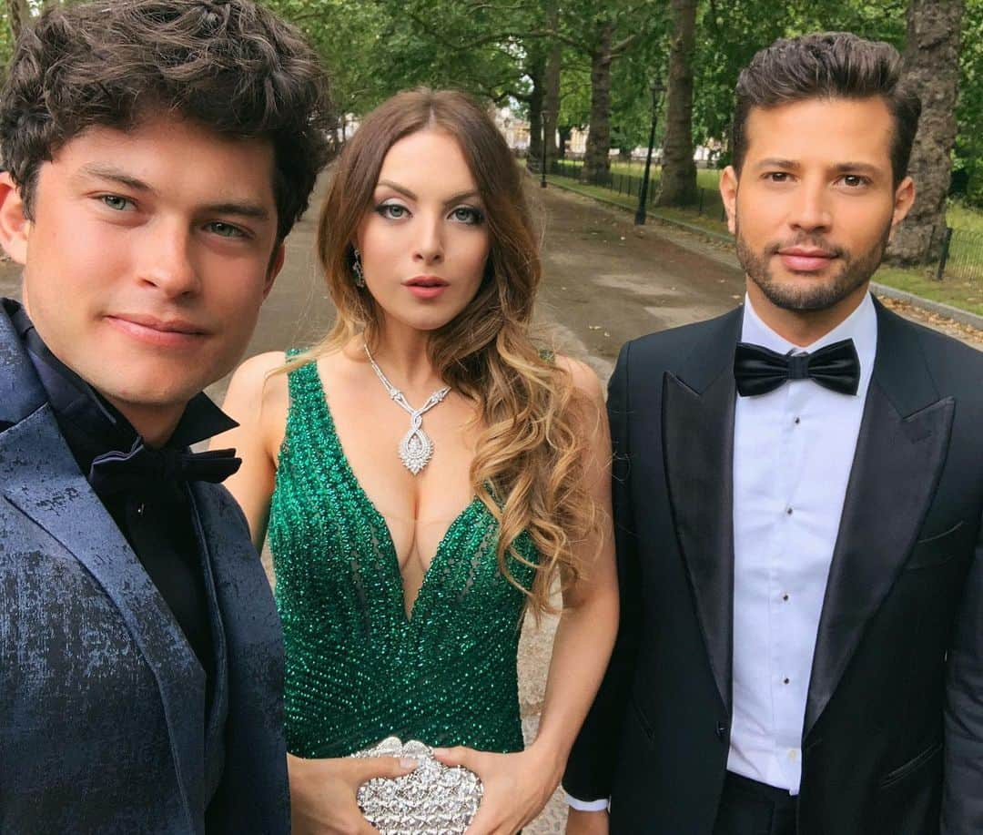 エリザベス・ギリースさんのインスタグラム写真 - (エリザベス・ギリースInstagram)「Pre- #Animalball2019 with my two handsome dates last night🐘✨」6月15日 1時12分 - lizgillz