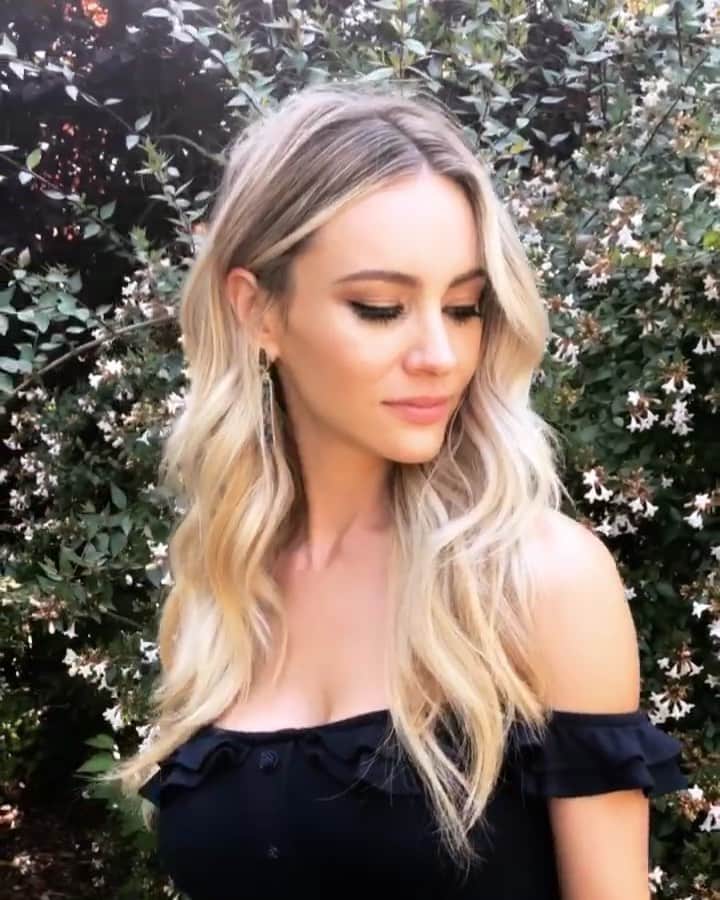 のインスタグラム：「yes it’s true I’m pretty bad at creating content unless someone else gets the good stuff at work for me. TY FOR THIS VID AND FOR MY GLAM @kissandmakeup_melle ✨」