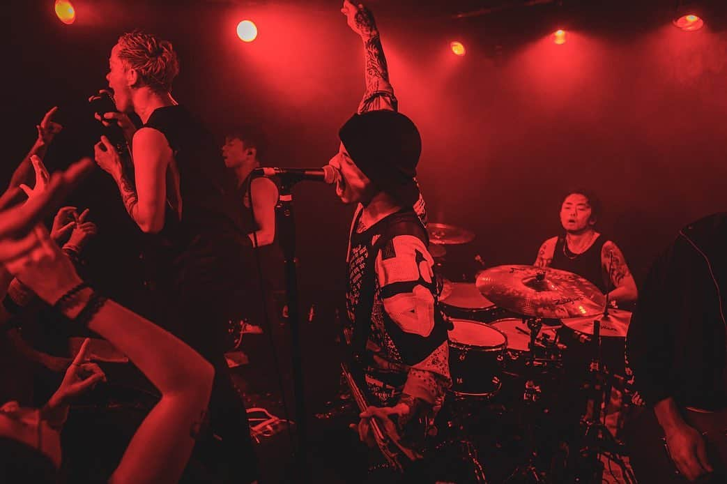 清水亮さんのインスタグラム写真 - (清水亮Instagram)「Thank you so much London🇬🇧🙏 We'll be back soon!! Photos by @dajoeberlei」6月15日 1時25分 - coldrain_rxyxo_bass